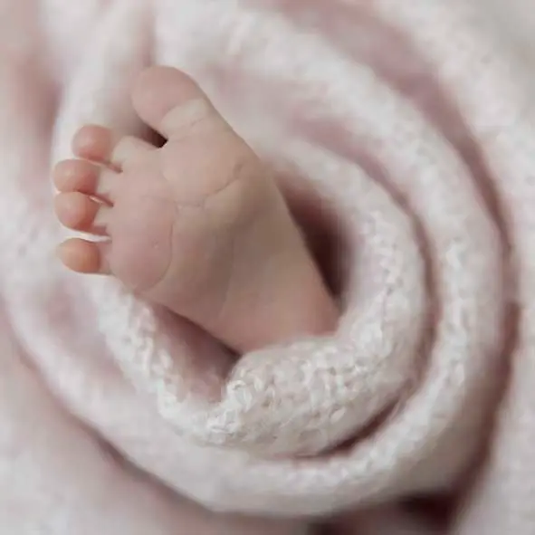 photo de naissance, gros plan sur les pieds du bébé