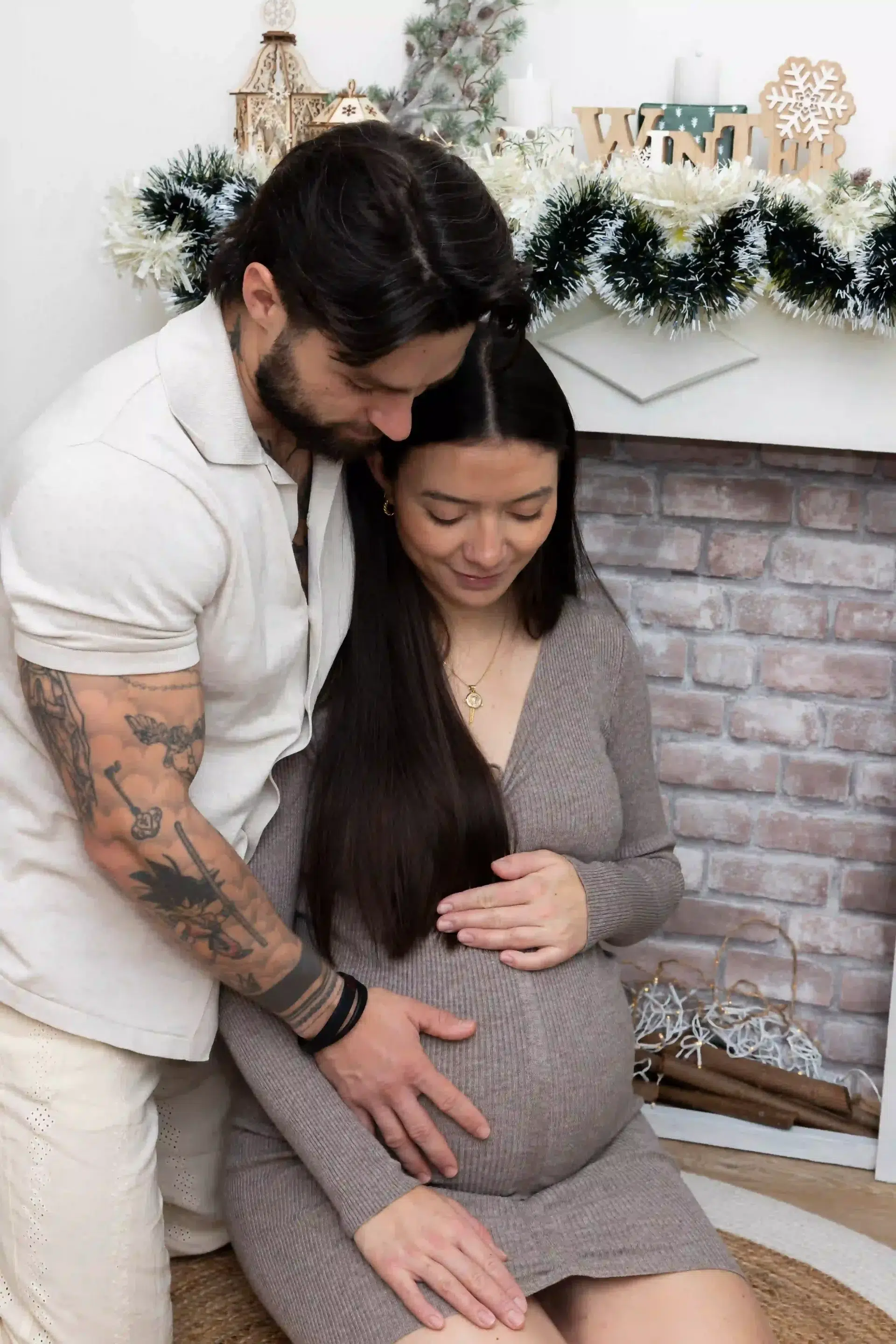 photo de grossesse, un couple enlacé regardant le ventre