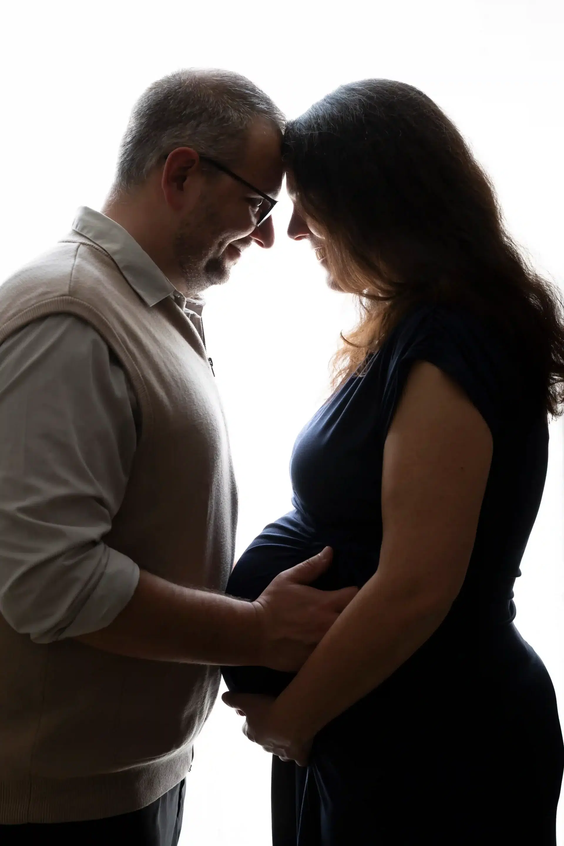 photo de grossesse, un couple front contre front, en ombre chinoises