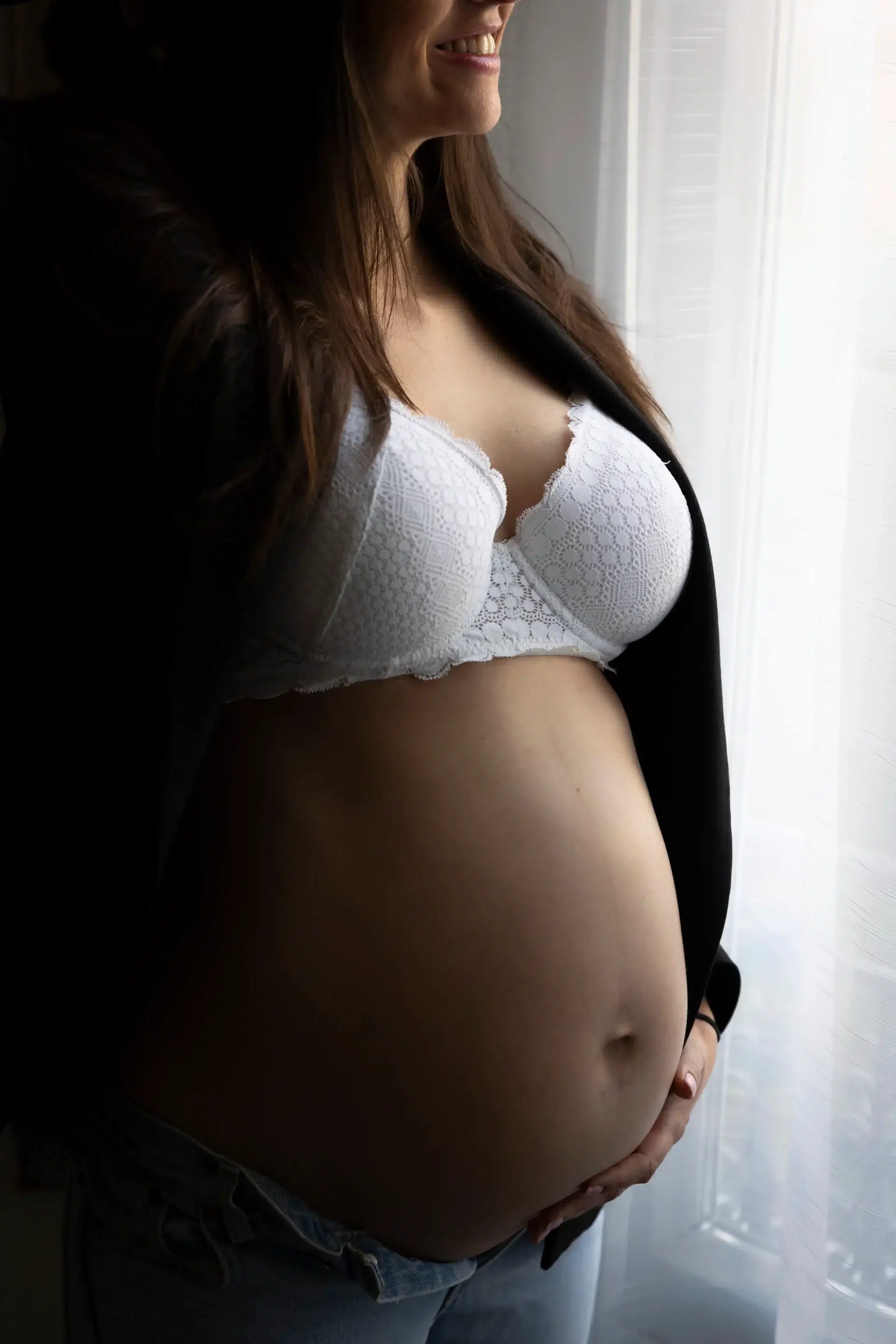 photo de grossesse, jeu de lumière pour mettre les ventre de la future maman en valeur