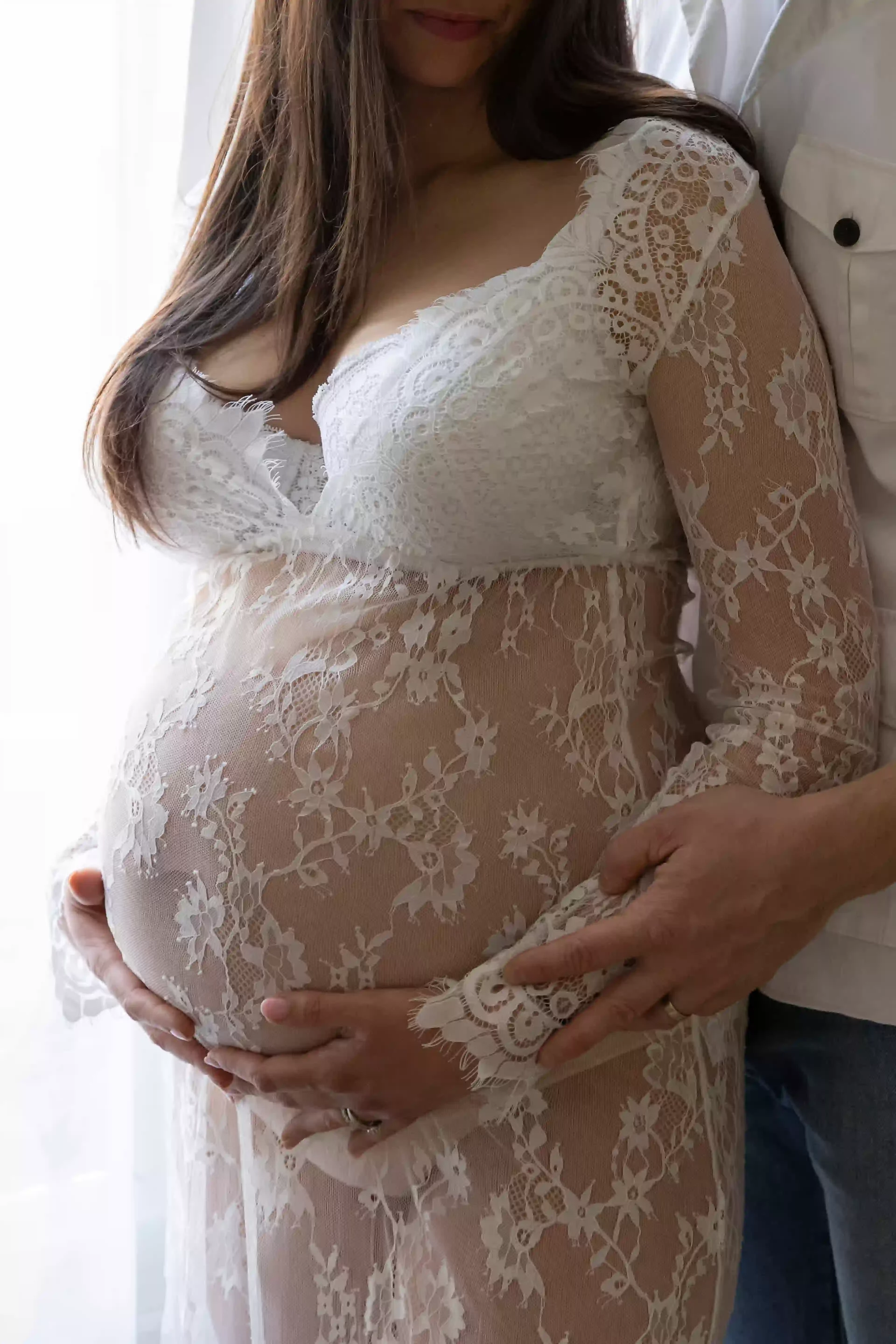 photo de grossesse, un couple entourant le ventre de maman