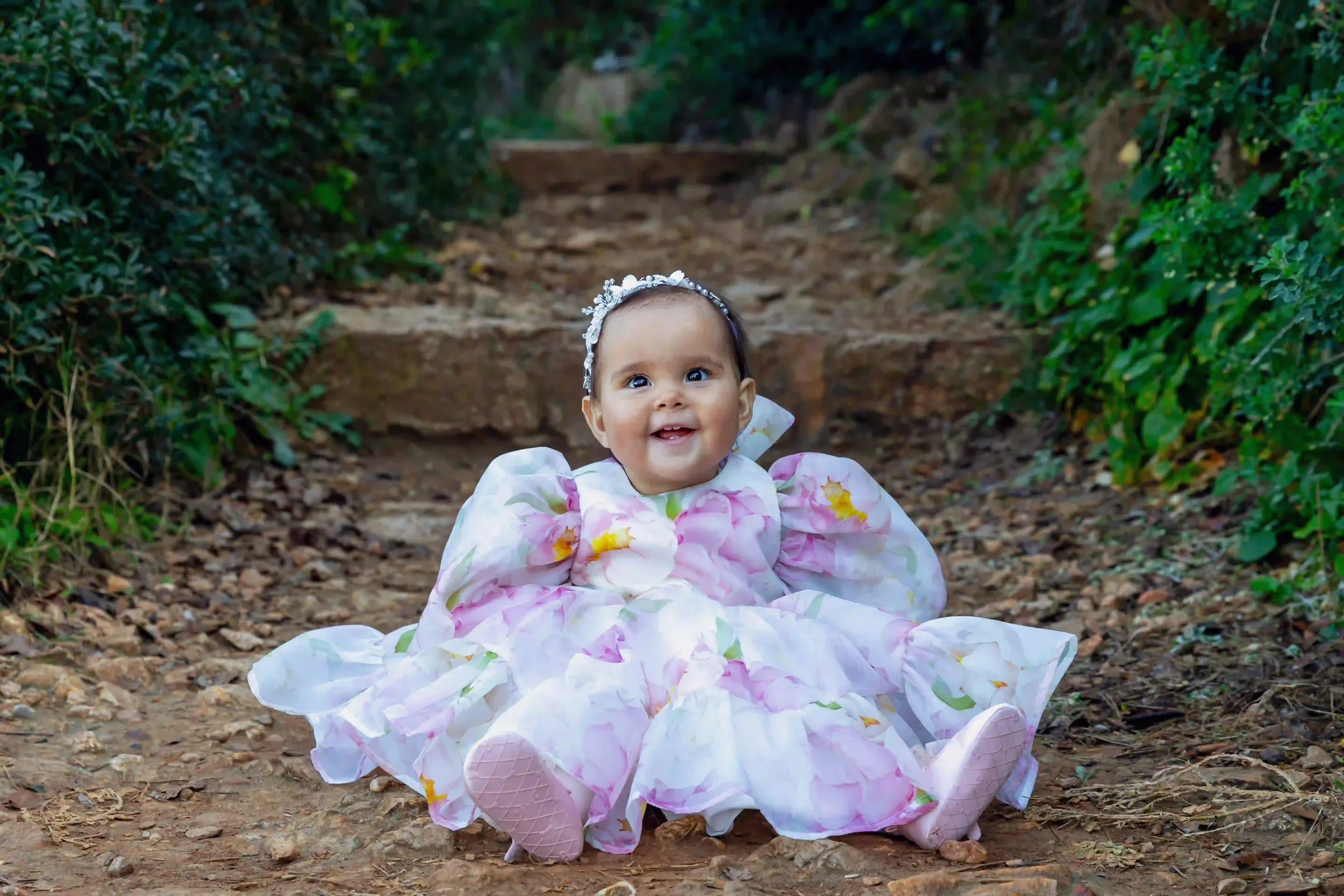 photo famille,  petite fille assise en pleine nature