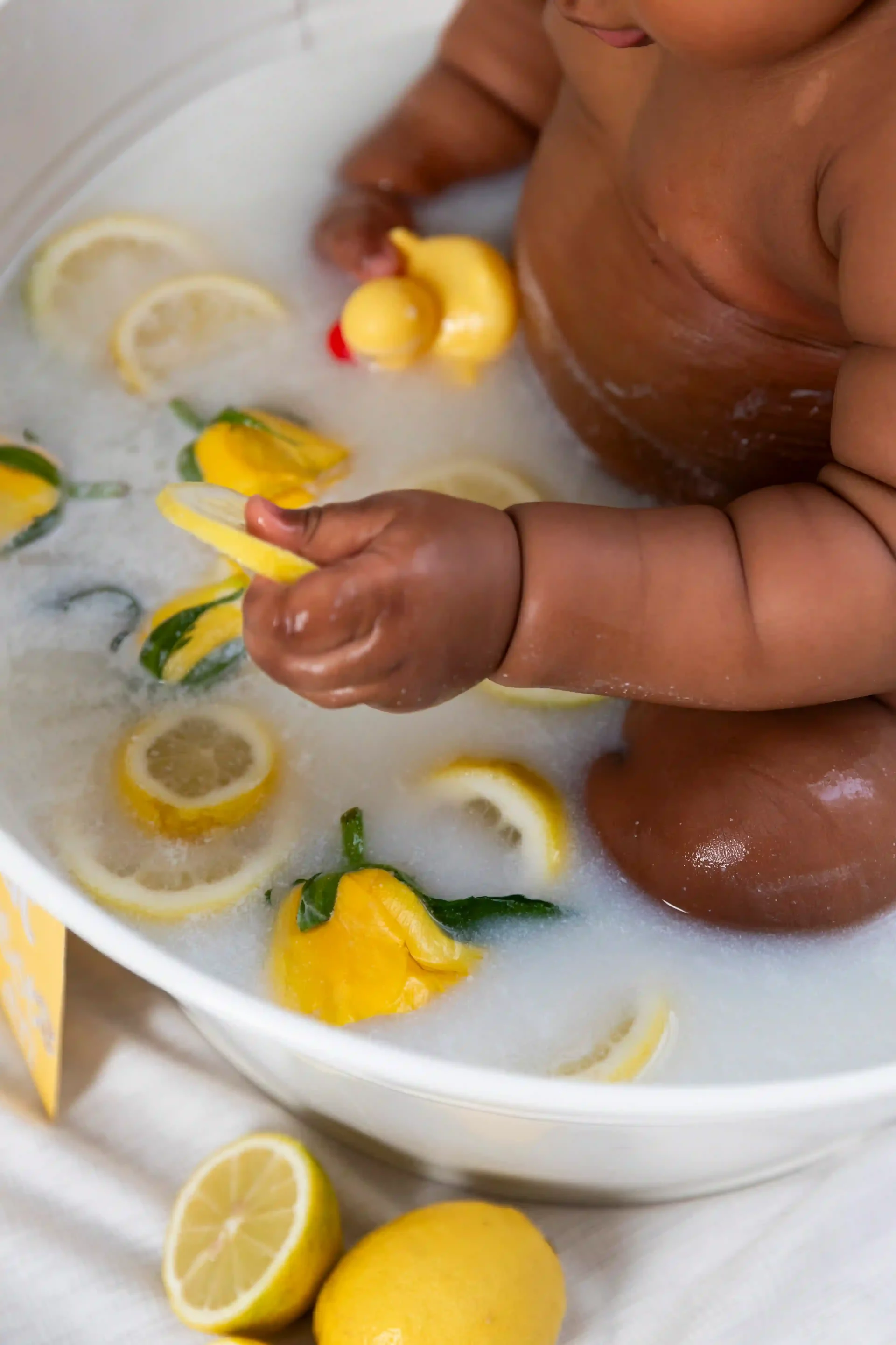 photo bain de lait, gros plan sur les citrons dans le bain