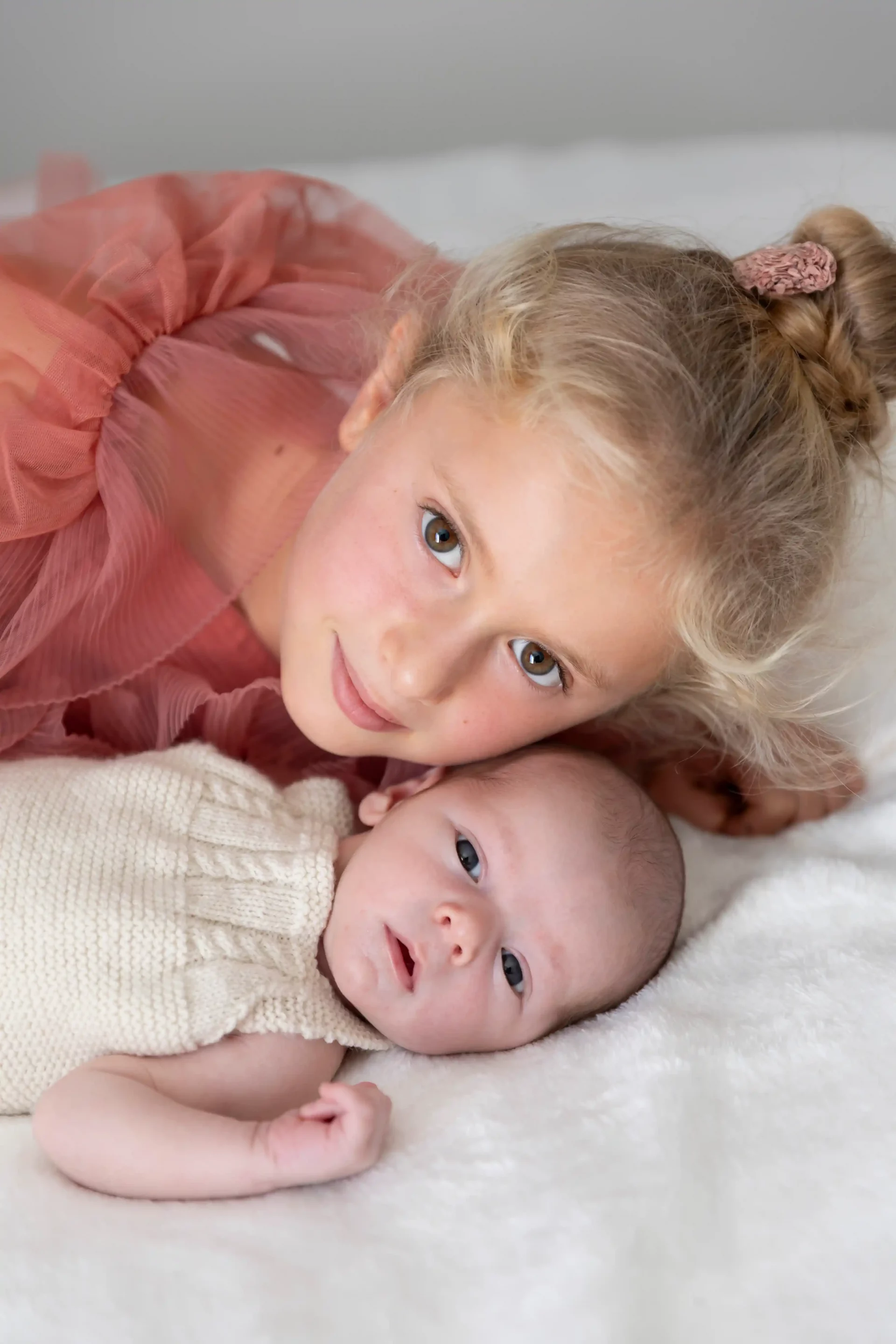 photo d'une grande sœur posant avec son petit frère