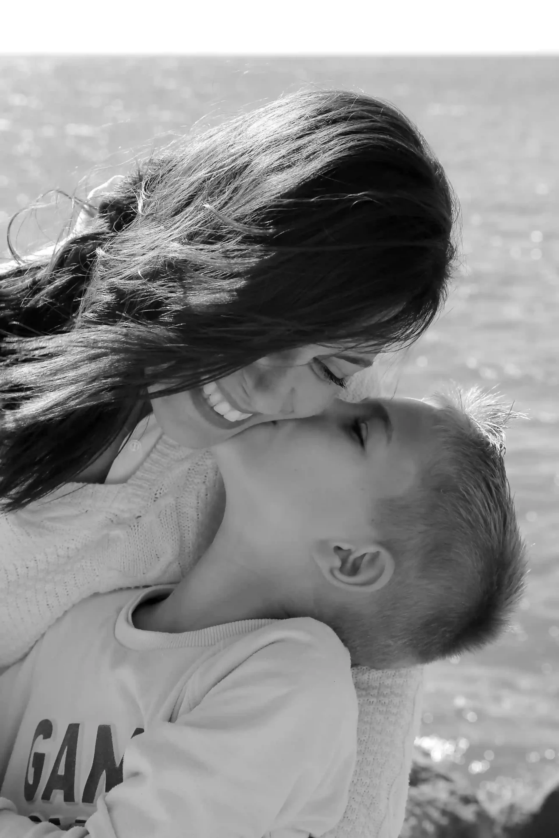 photo de famille une fils embrassant sa maman