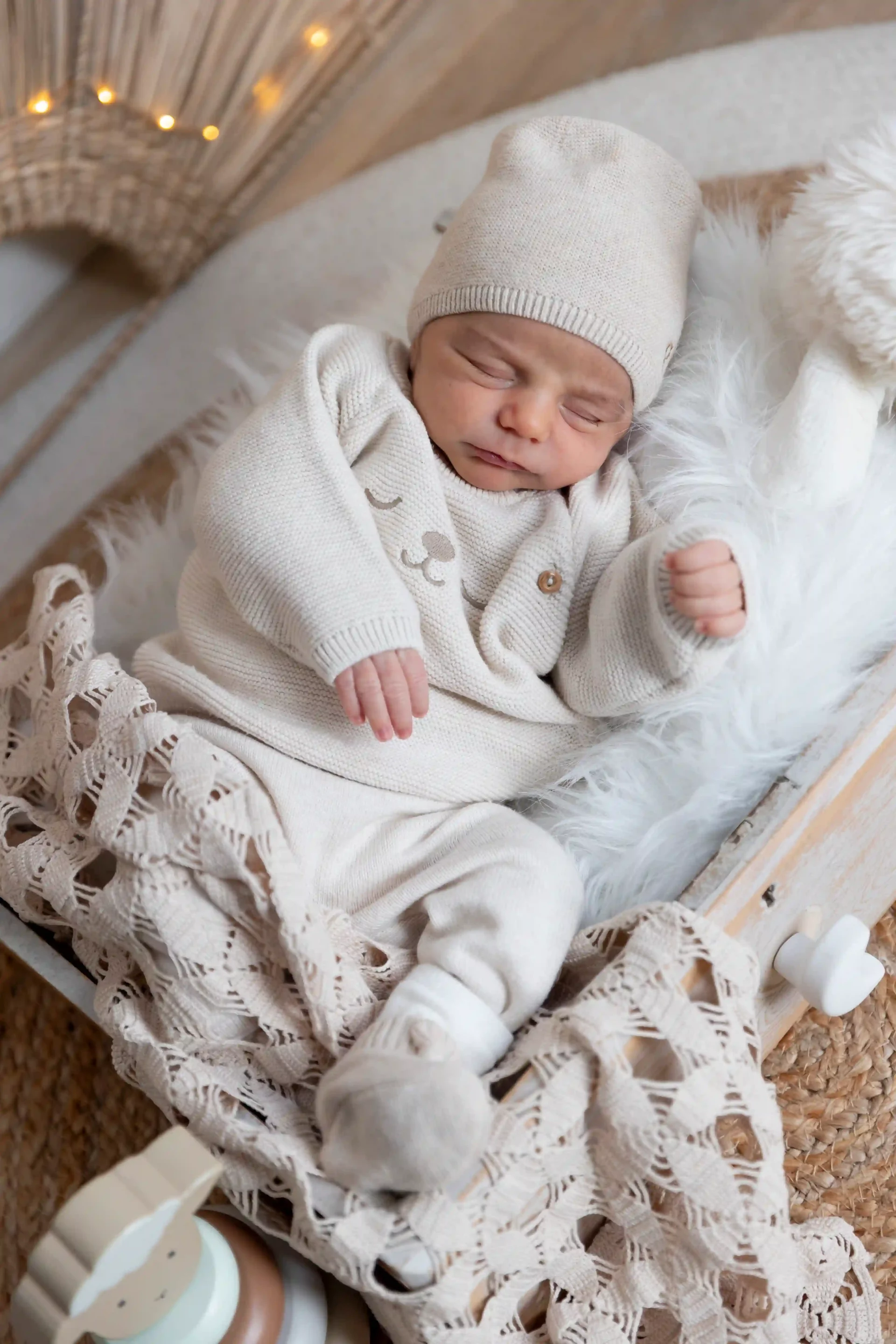 photo de nouveau né endormi dans un décor bohème