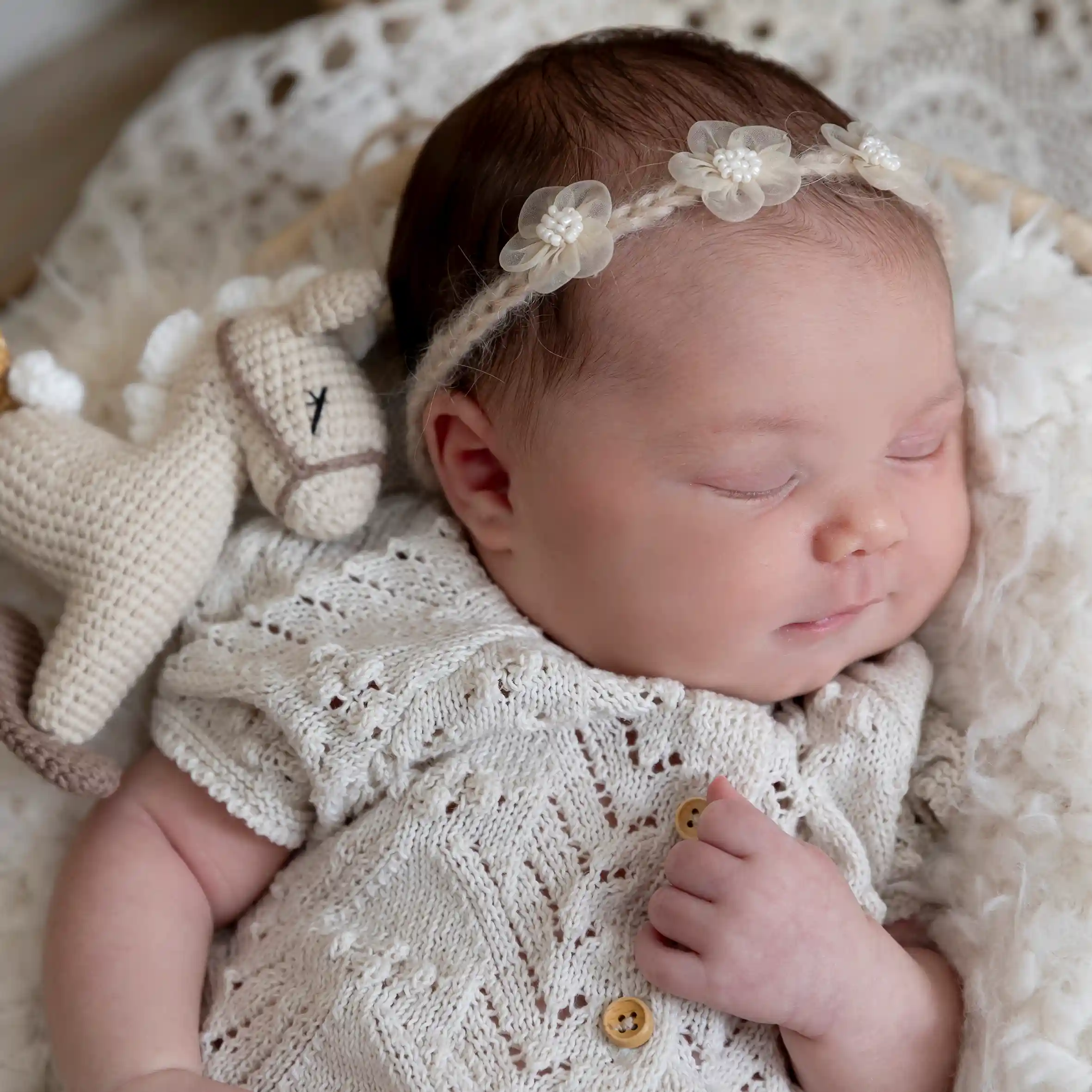 photo de bébé endormi dans un décor bohème
