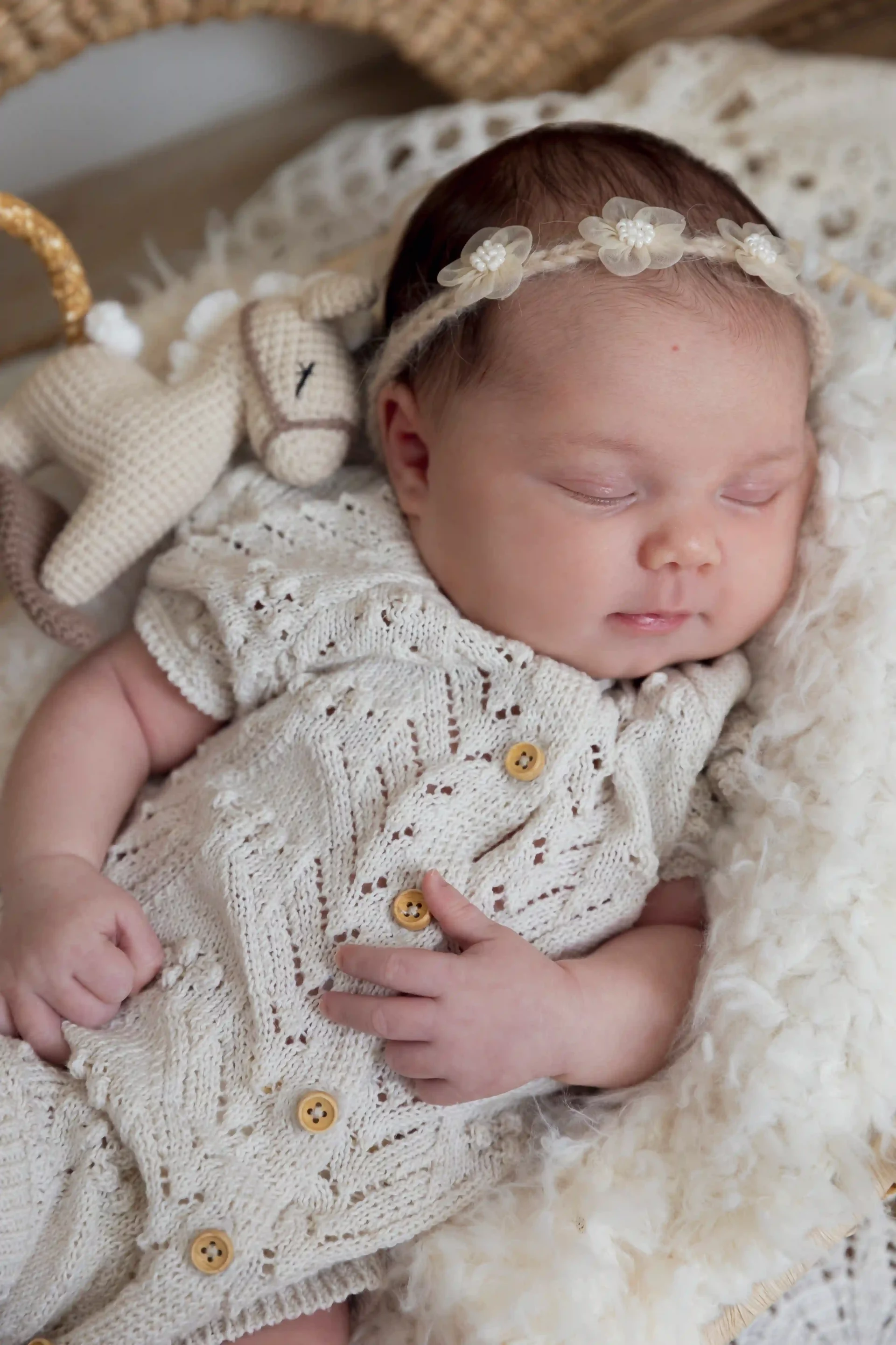 photo de naissance, bébé dormant dans un décor bohème
