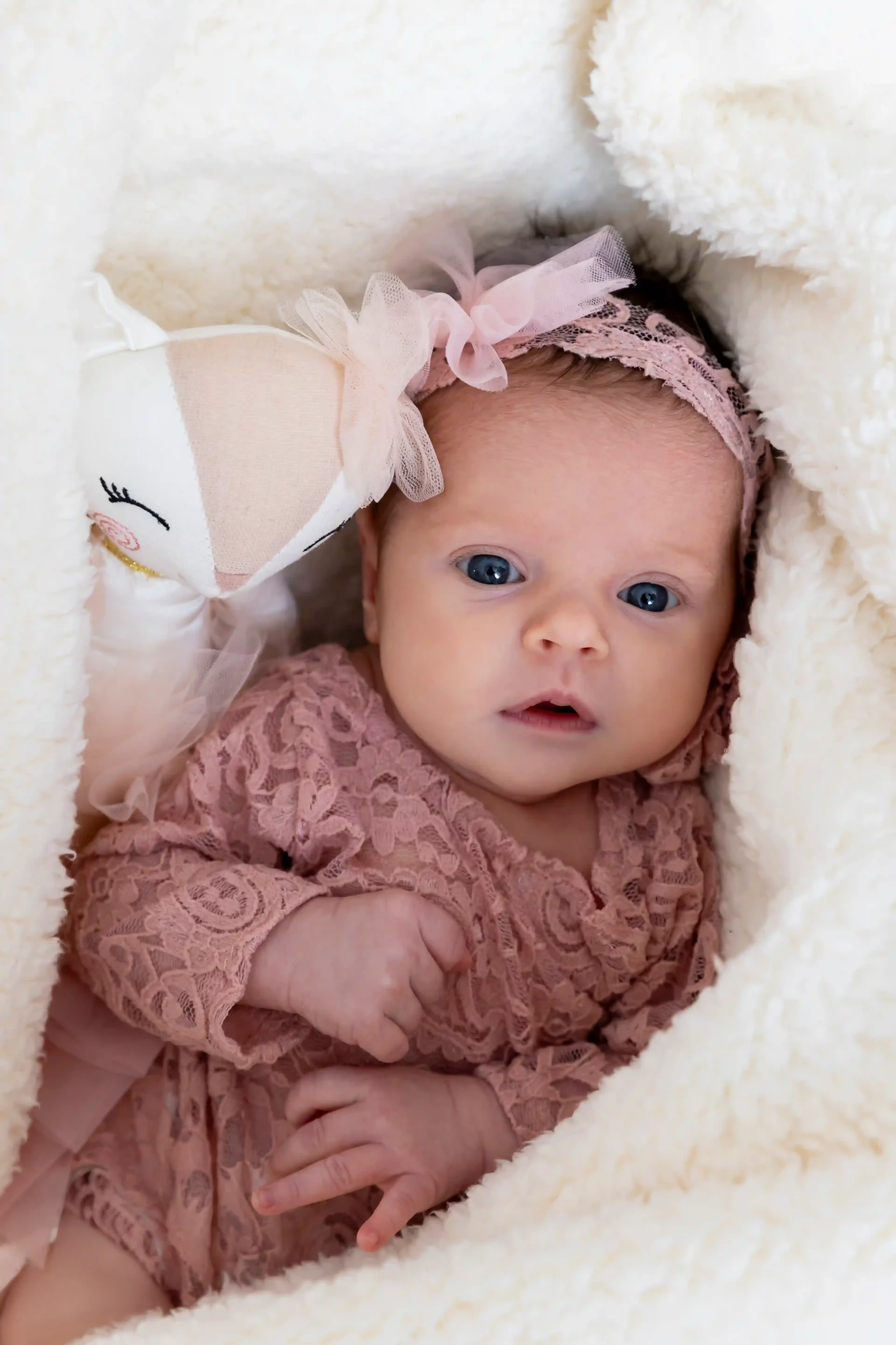 photo de bébé éveillée dans une couverture blanche