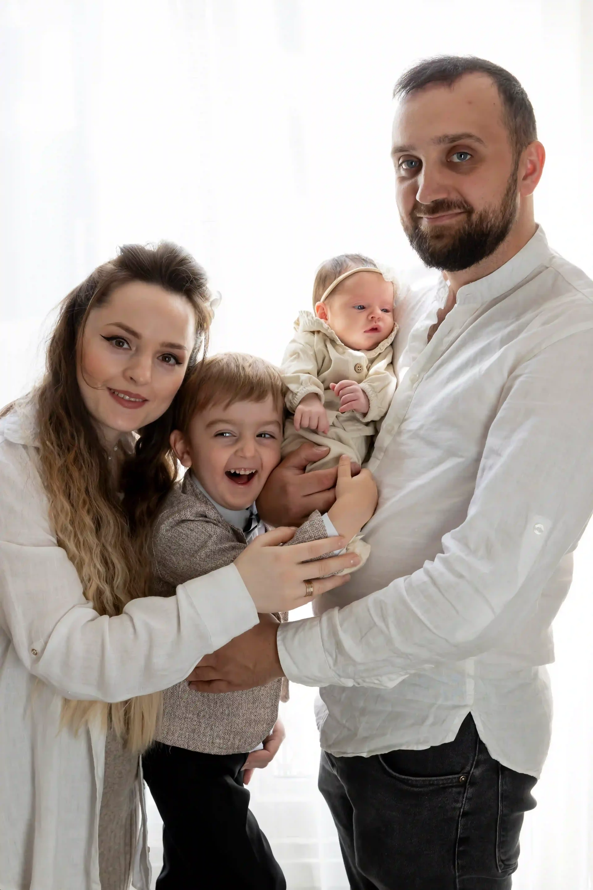 photo de naissance, famille avec le grand frère tenant le bébé