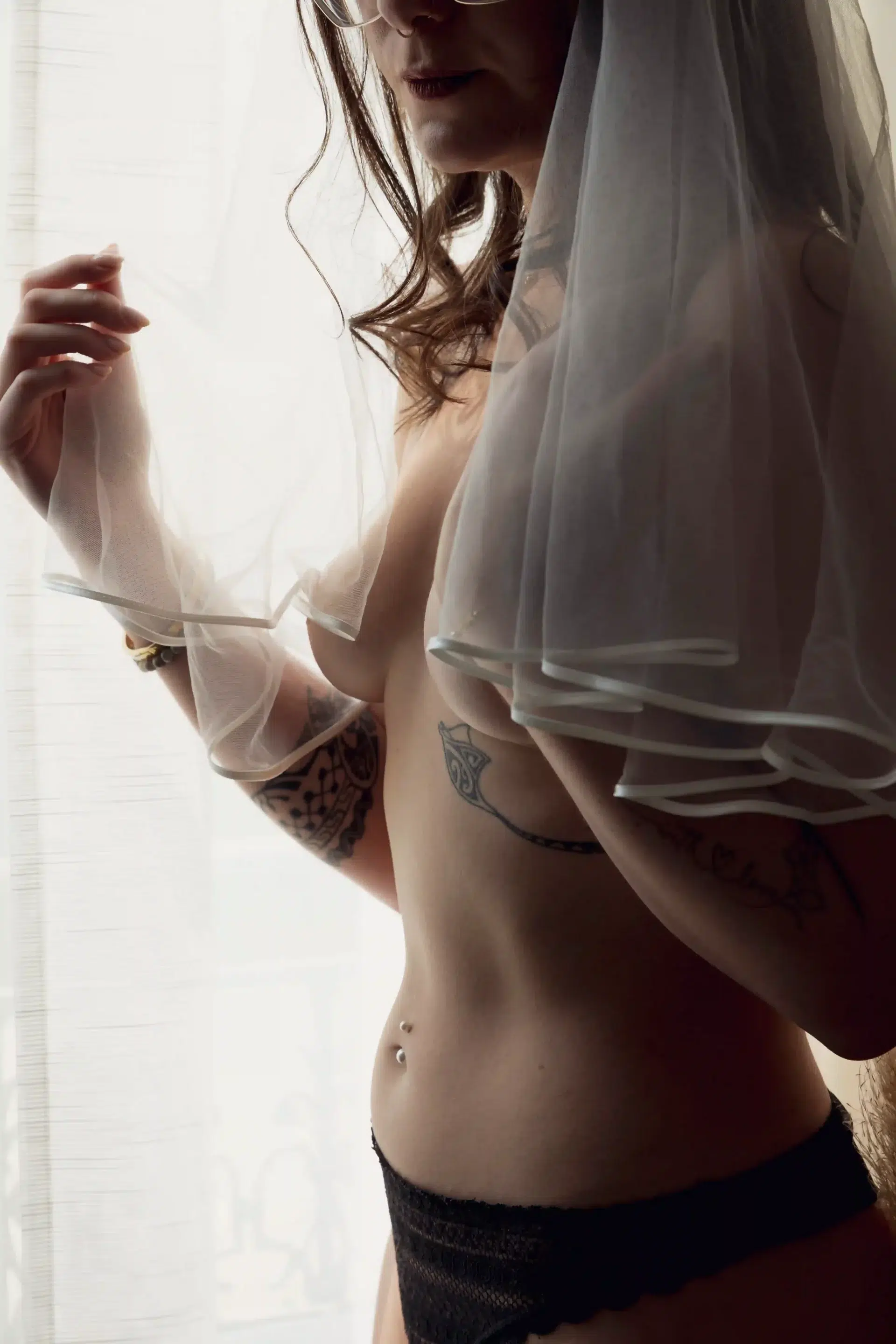 photo boudoir, femme seins nus avec un voile de mariée