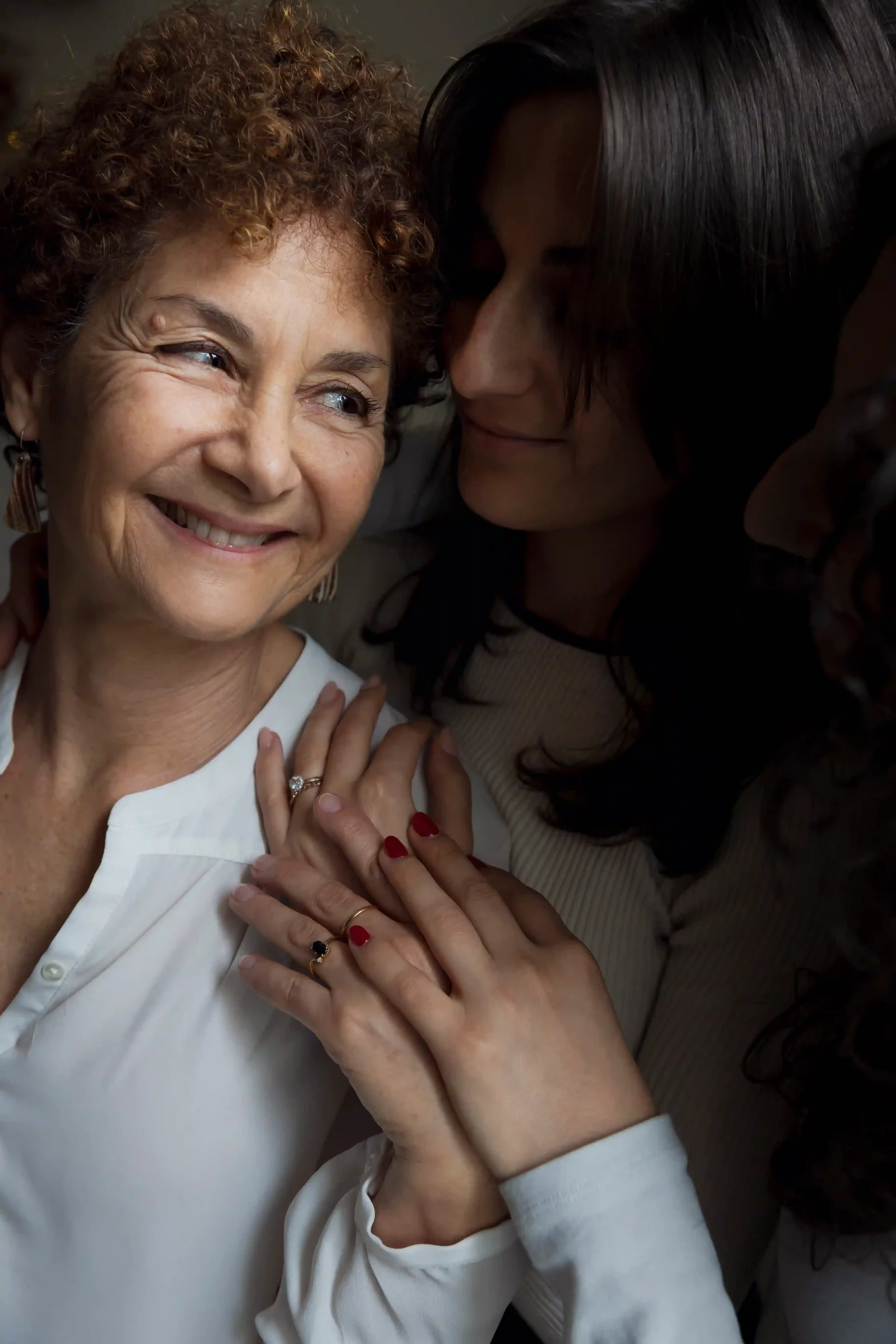 photo de famille, deux fille tenant la main de leur maman