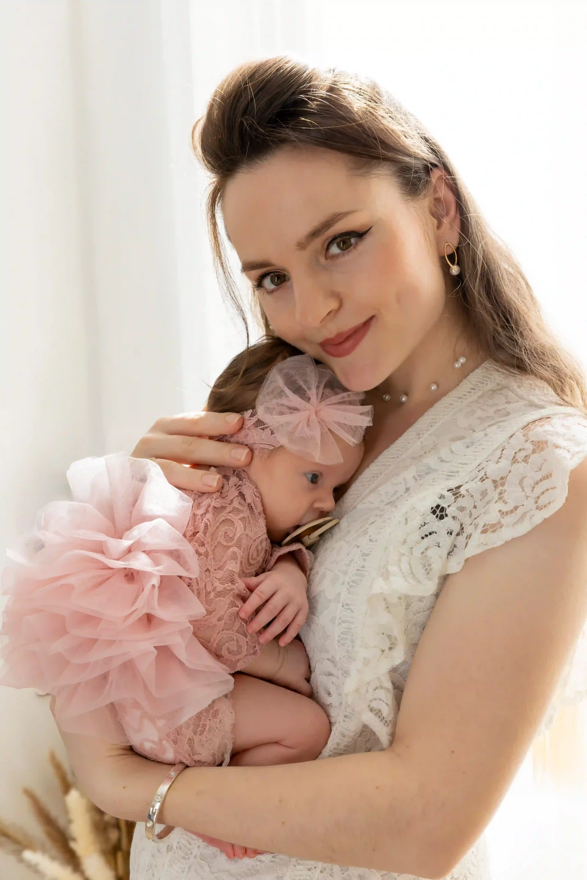 photo de naissance, maman tenant son bébé dans les bras