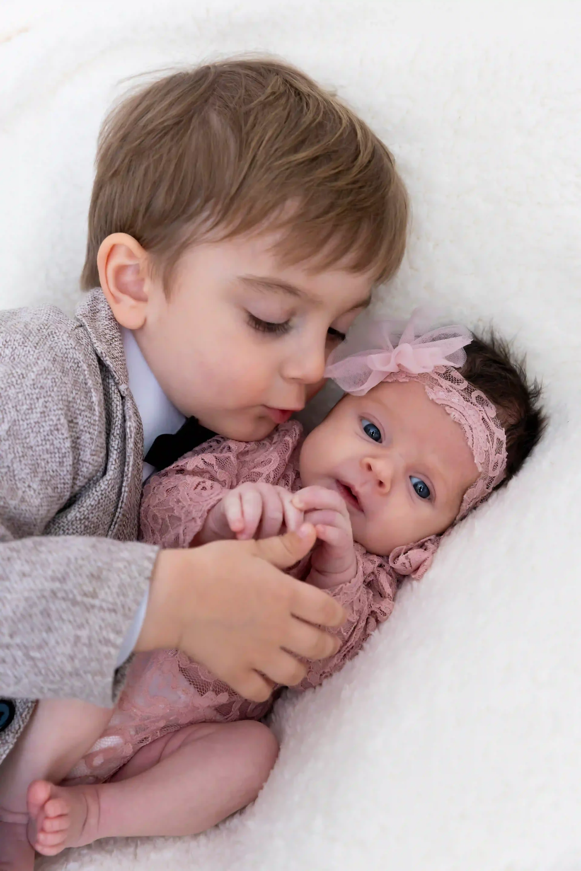 photo de naissance, frère embrassant sa petite sœur