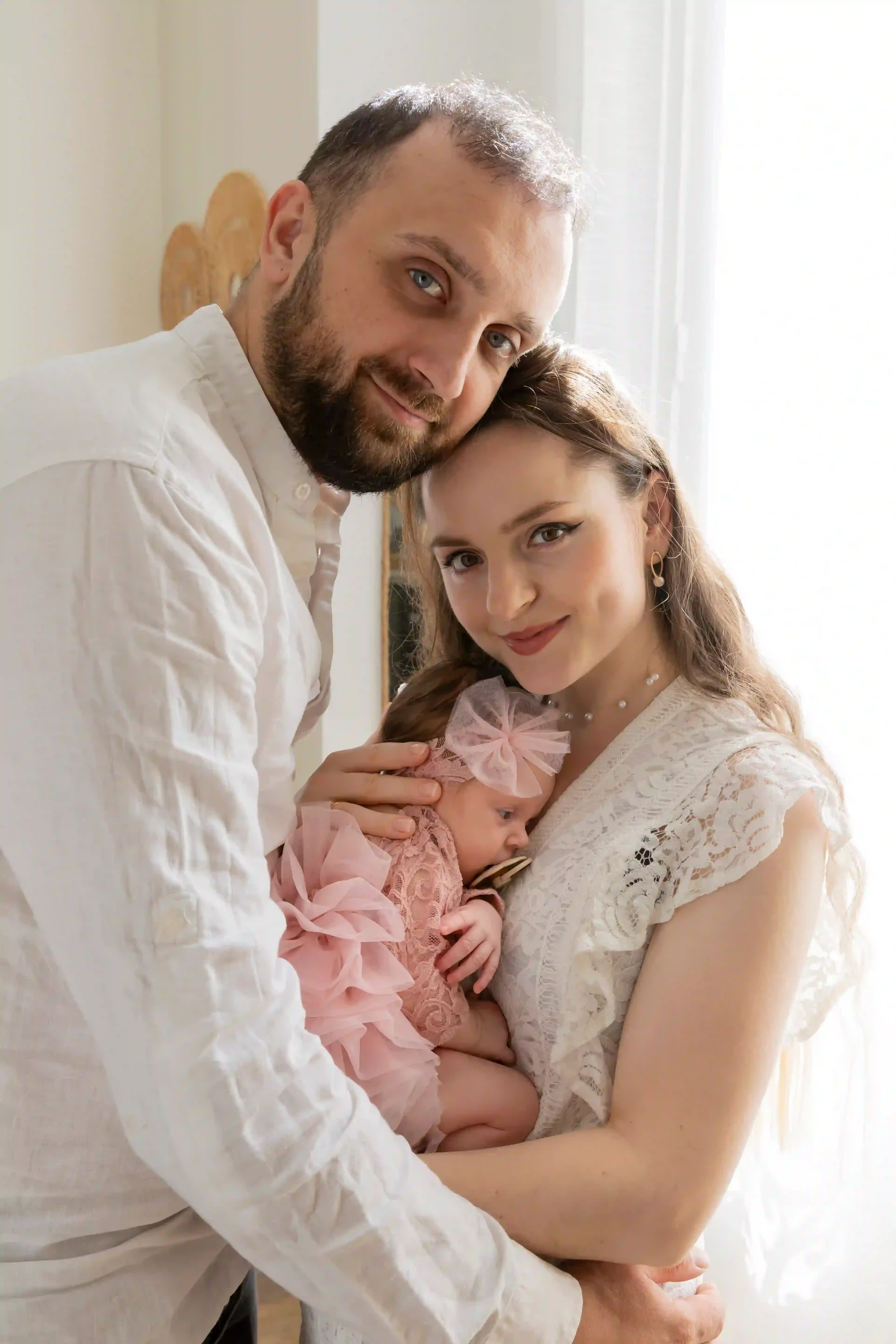photo de naissance, parents portant leur bébé contre eux