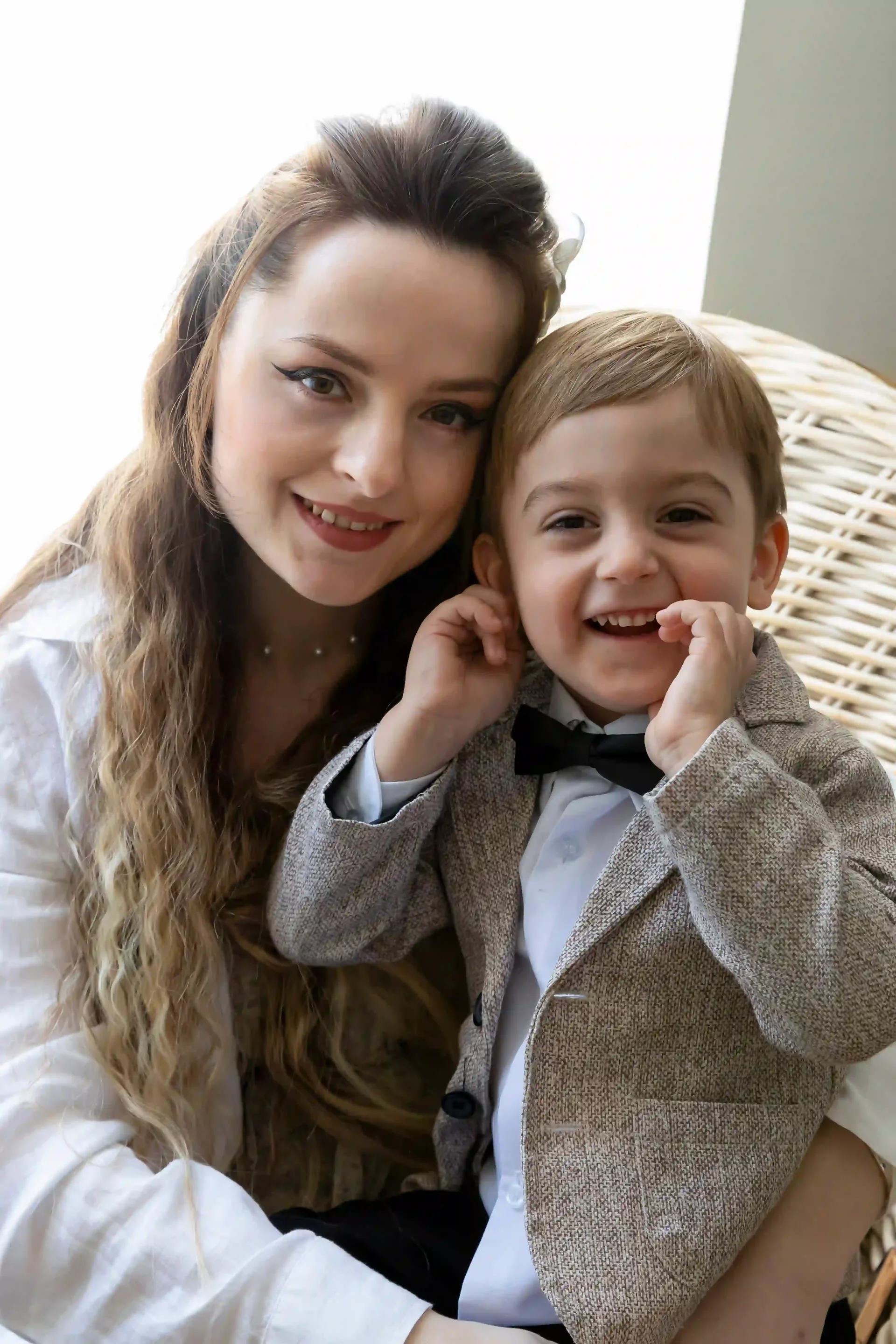 photo de famille, mère et fils rigolant
