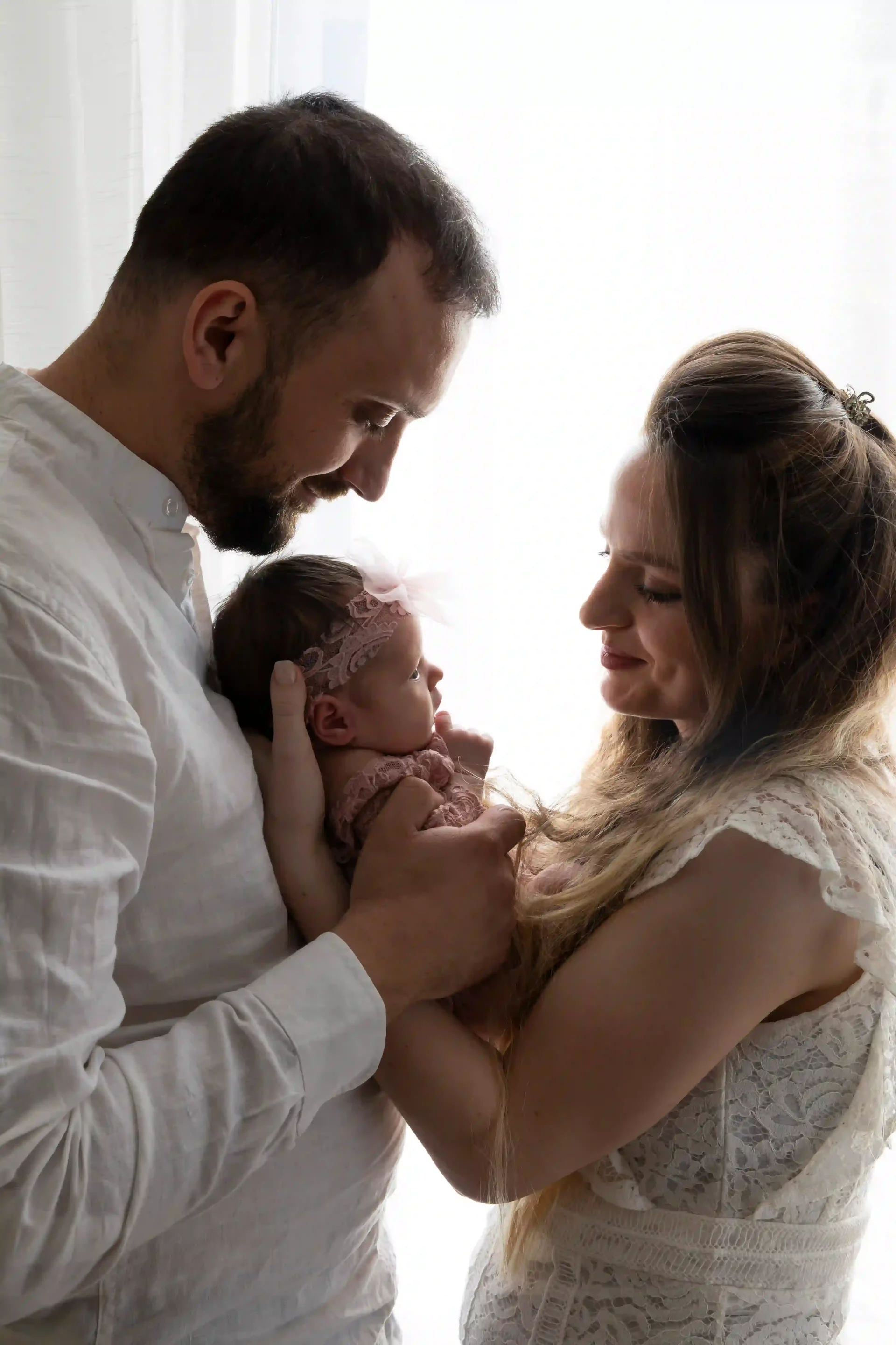 photo de parents tenant leur bébé entre eux