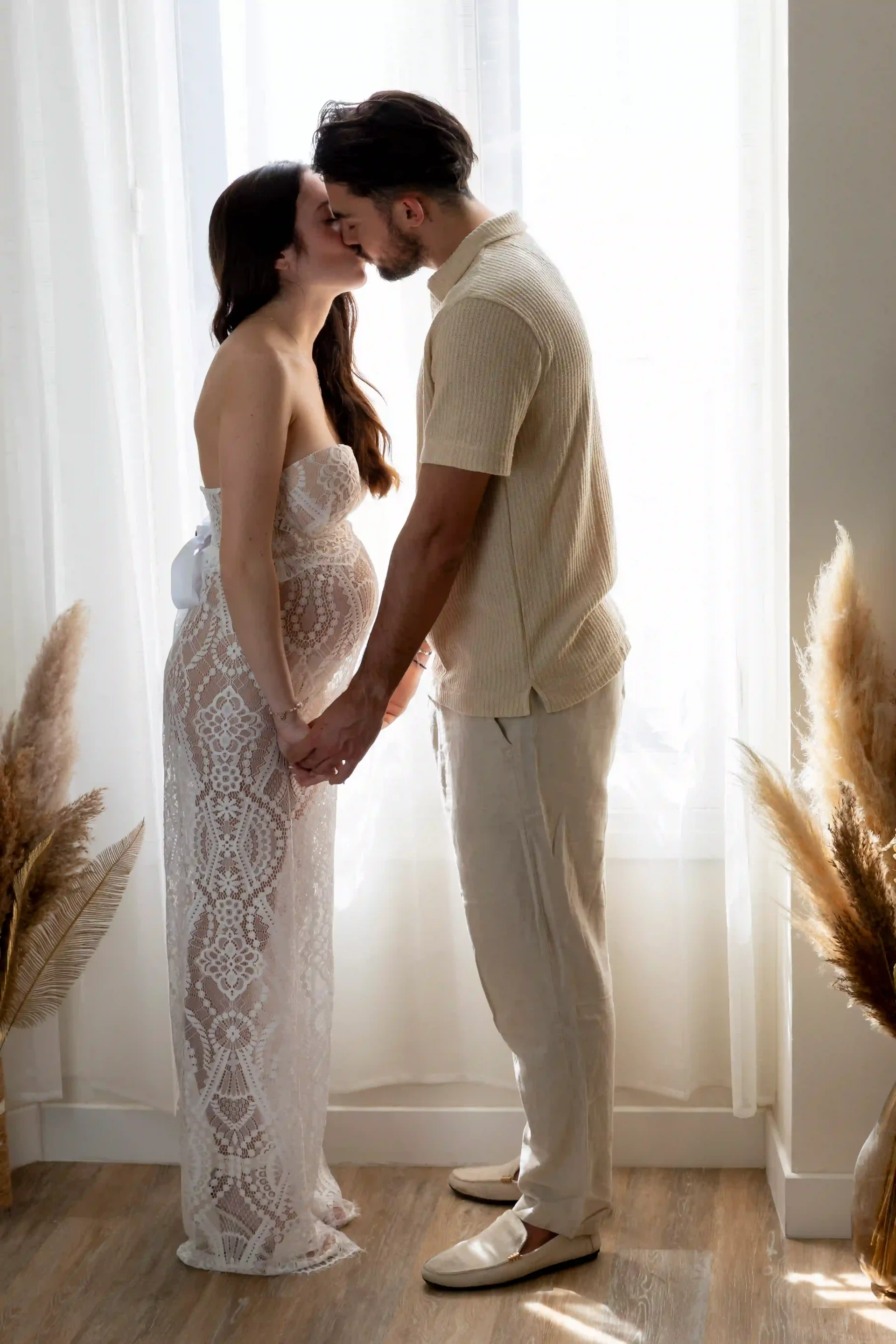 photo de grossesse, couple s'embrassant