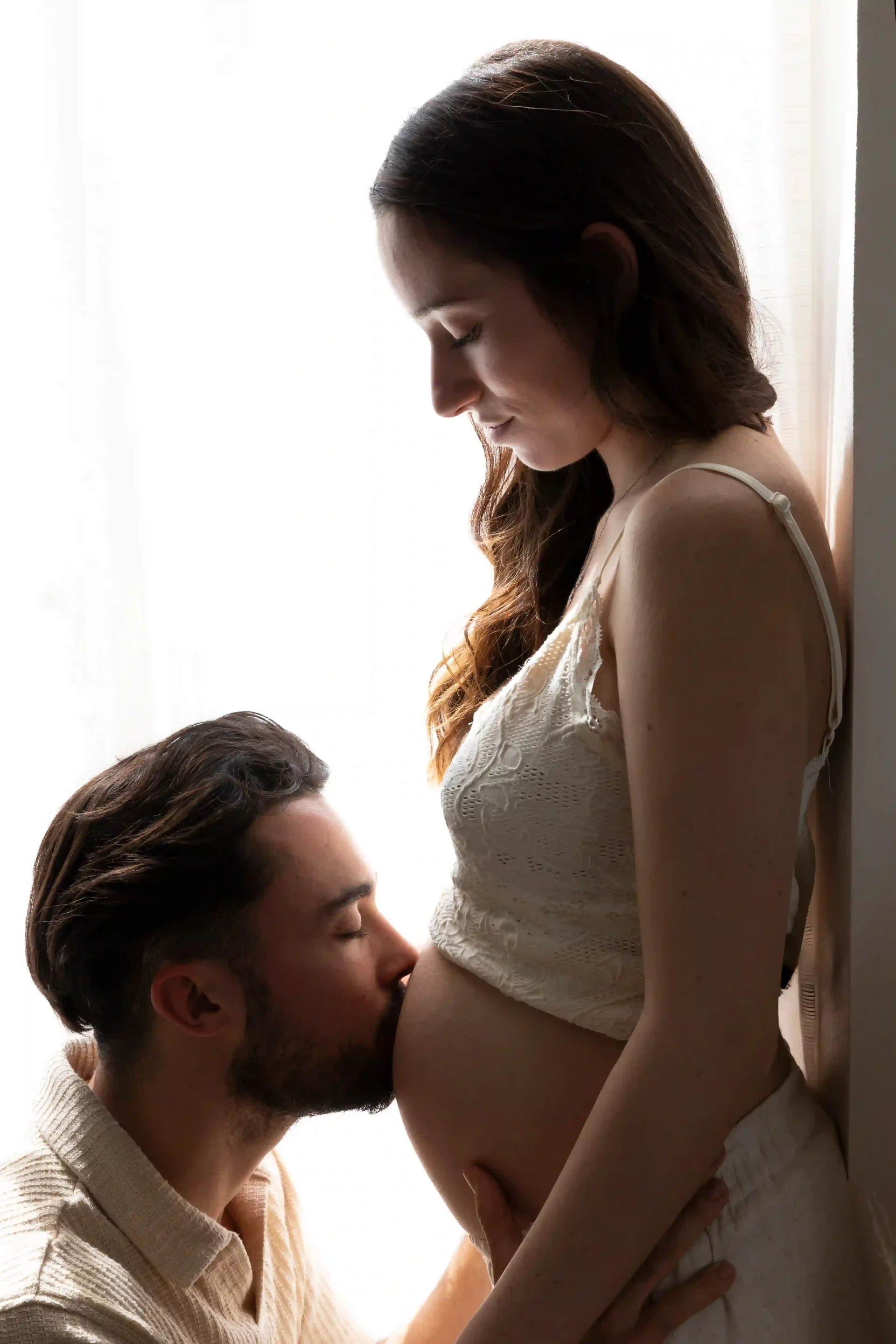 photo de grossesse, papa embrassant le ventre de la maman