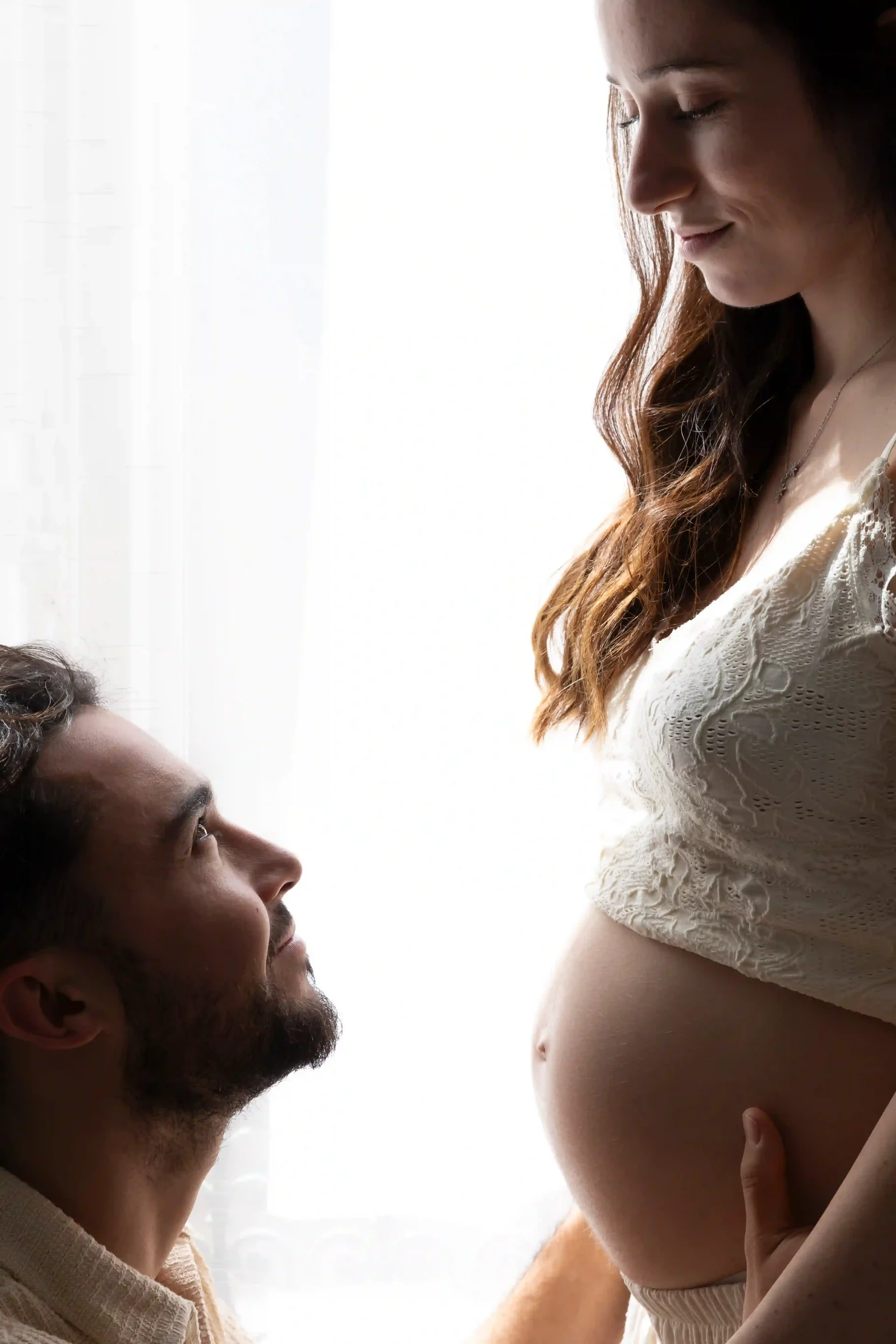 photo de grossesse, papa regardant la future maman