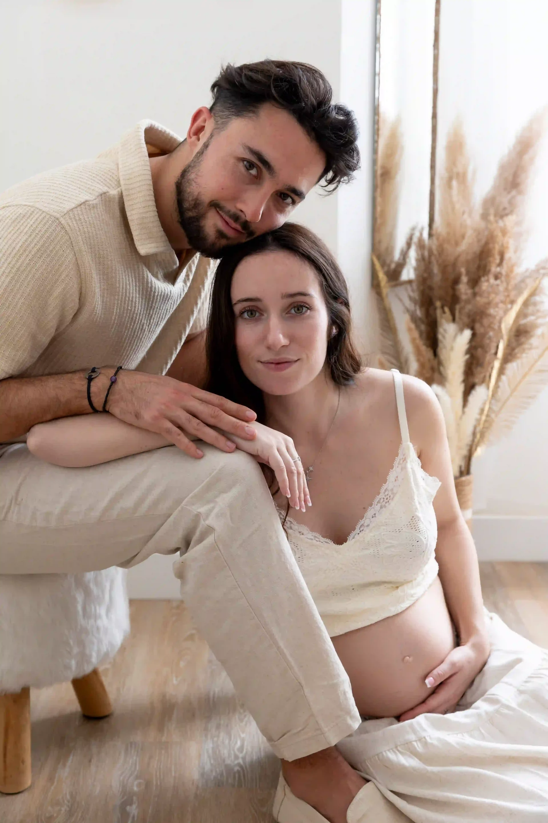 photo grossesse, couple assis dans un décor bohème<br />
