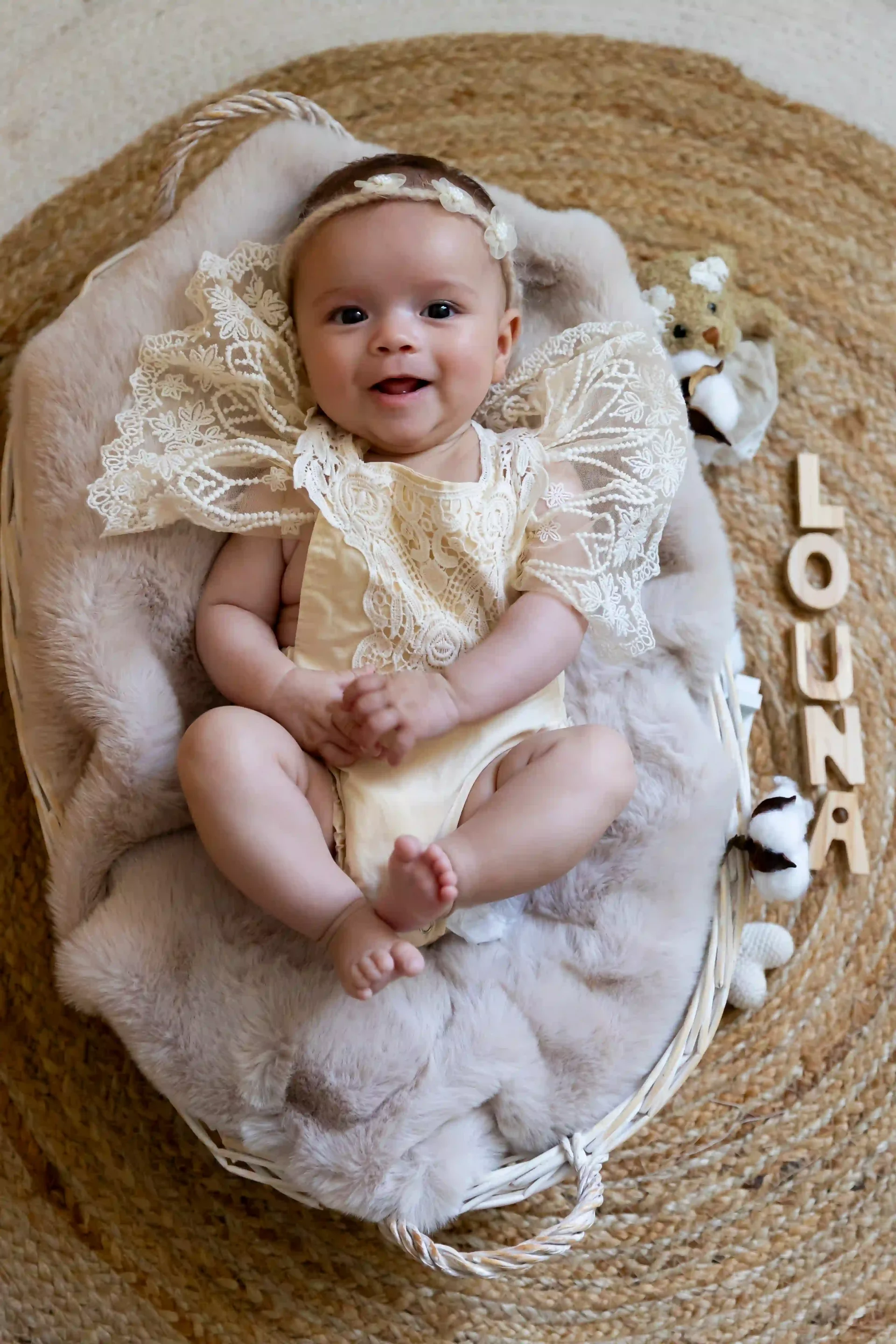 photo de naissance, bébé dans un couffin, dans un décor bohème