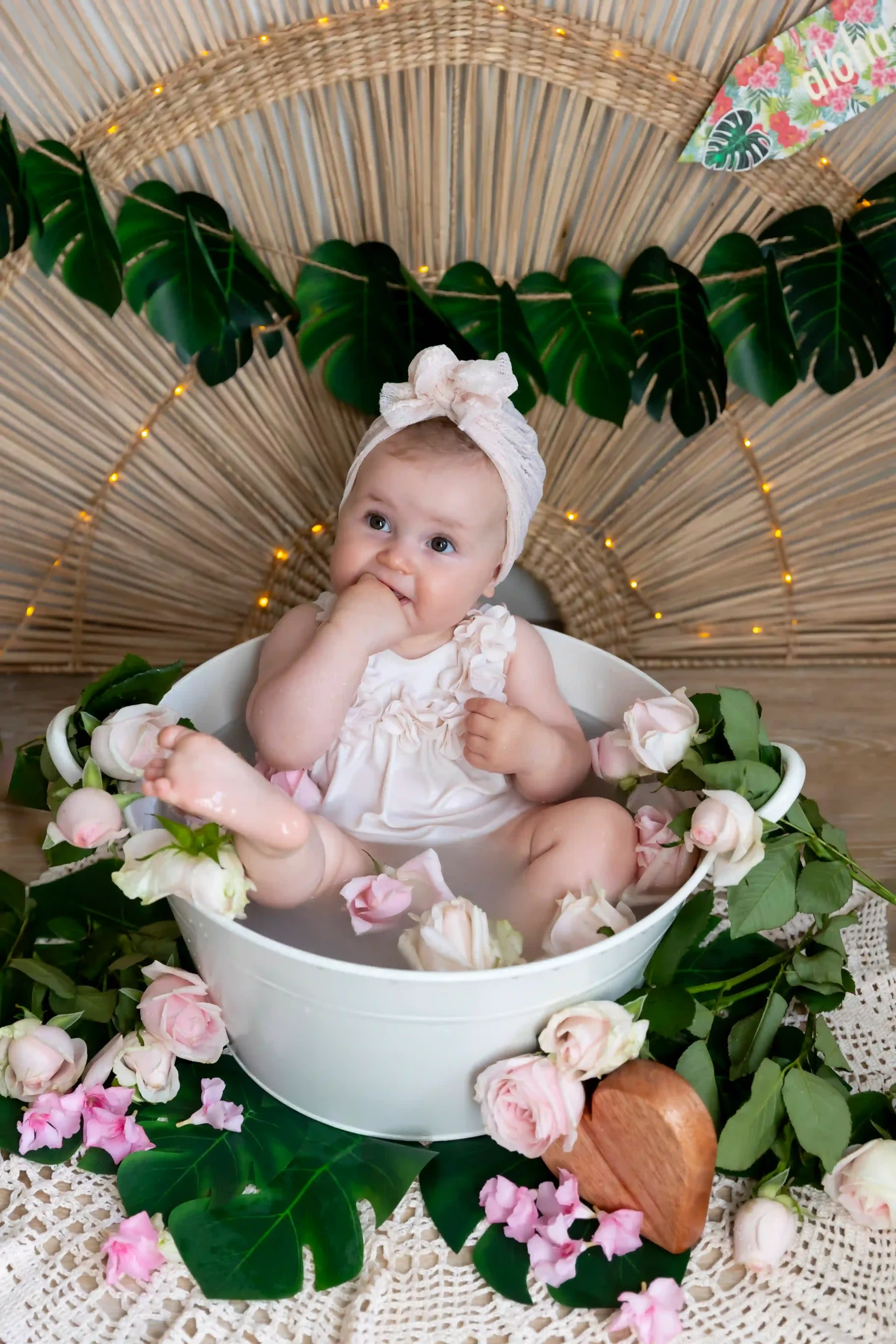 photo bain de lait, bébé dans un décor polynésien