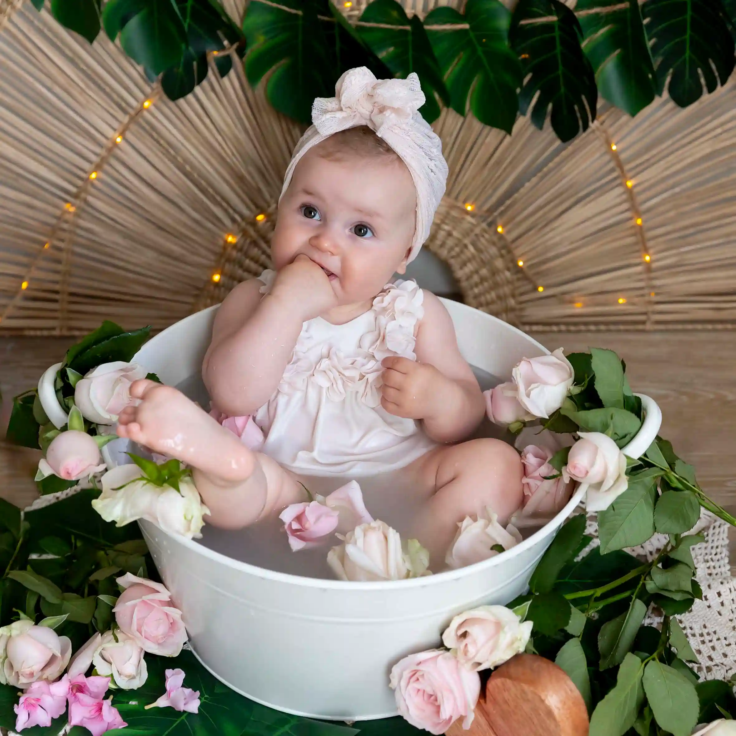 photo bain de lait, bébé entouré de fleurs roses