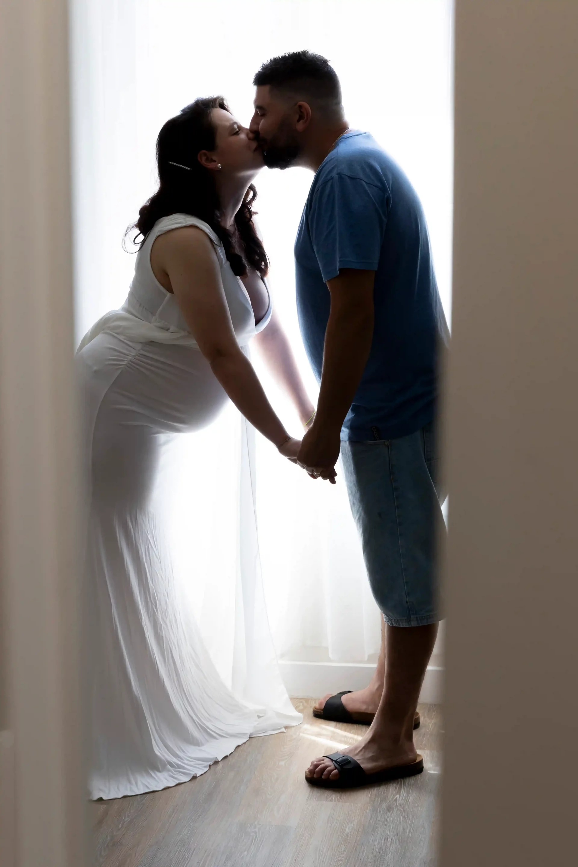 photo grossesse, couple qui s'embrasse