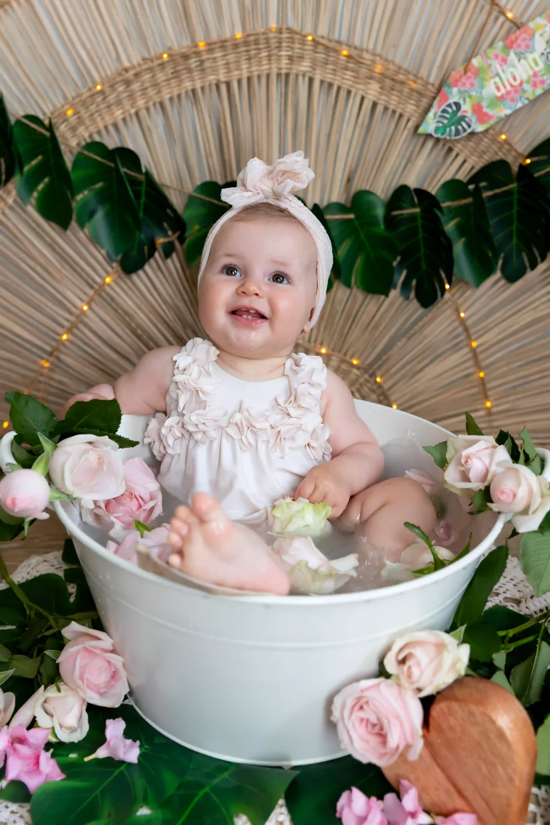 photo bain de lait, petite fille entourée de fleurs roses dans un décor tahitien