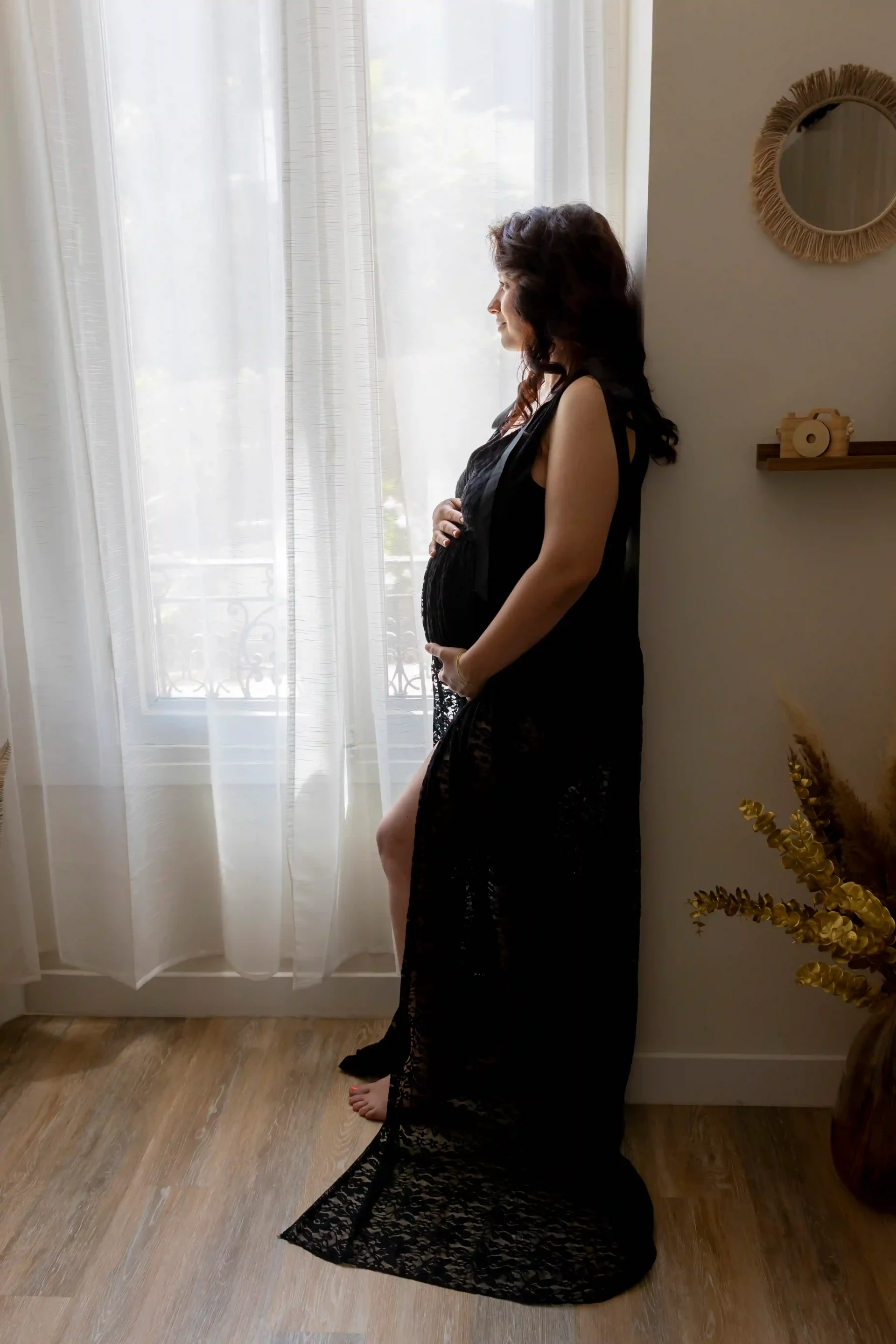 photo de grossesse, femme devant une fenêtre
