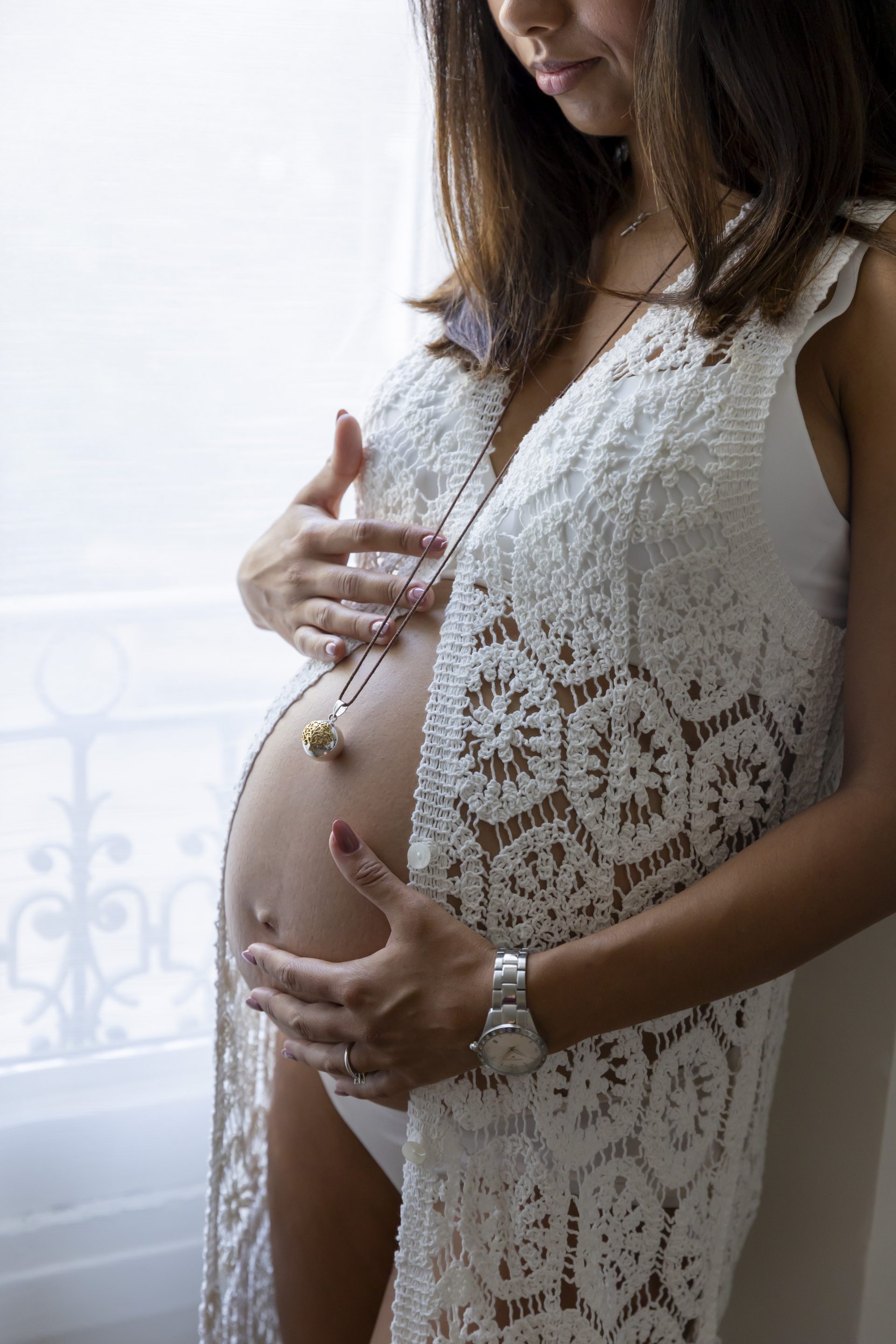 photo grossesse, gros plan sur le ventre de la maman, tenant un bola