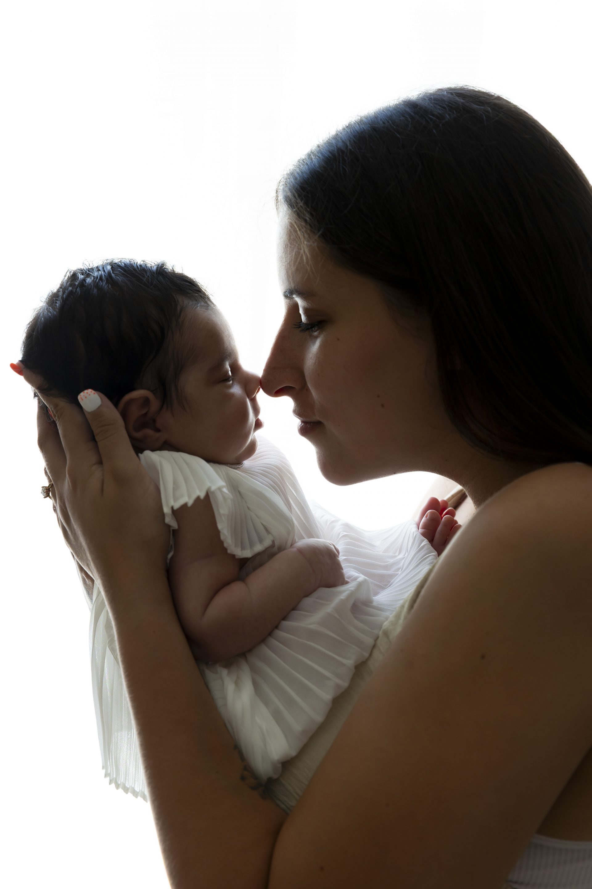 photo de naissance,maman faisant un bisou esquimau à son bébé