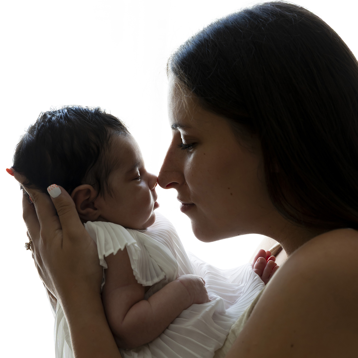 photo de naissance, la maman fait un bisou esquimau à son bébé