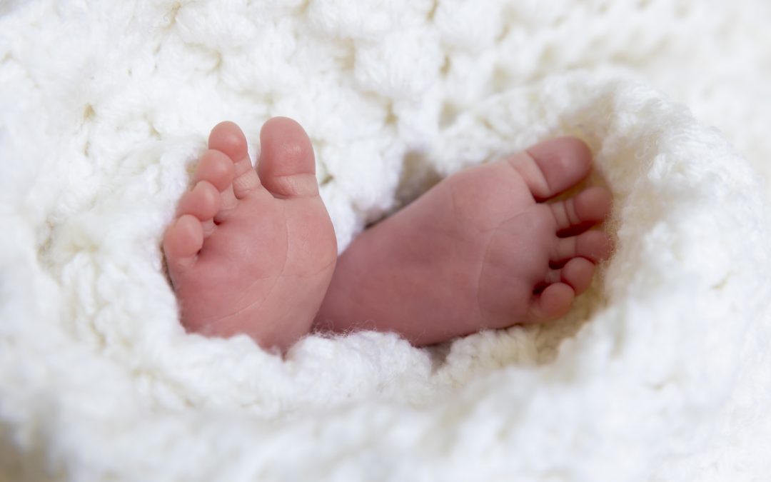 photo de naissance, gros plan sur les pieds du bébé