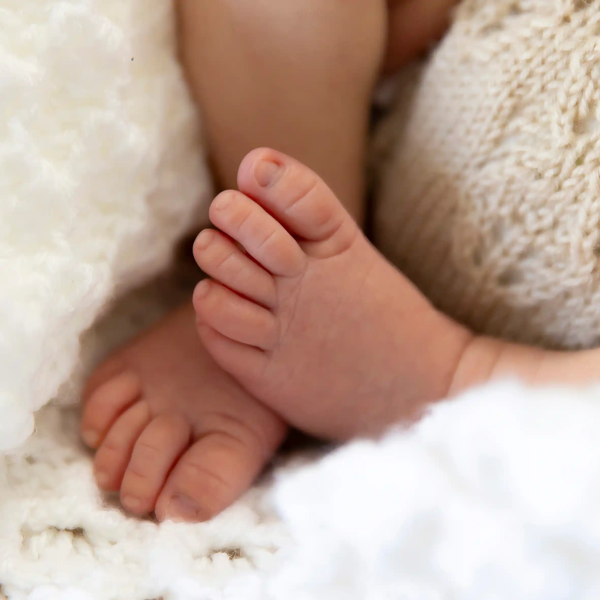naissance-photo-nice-1 photo de naissance, gros plan sur les pieds du bébé