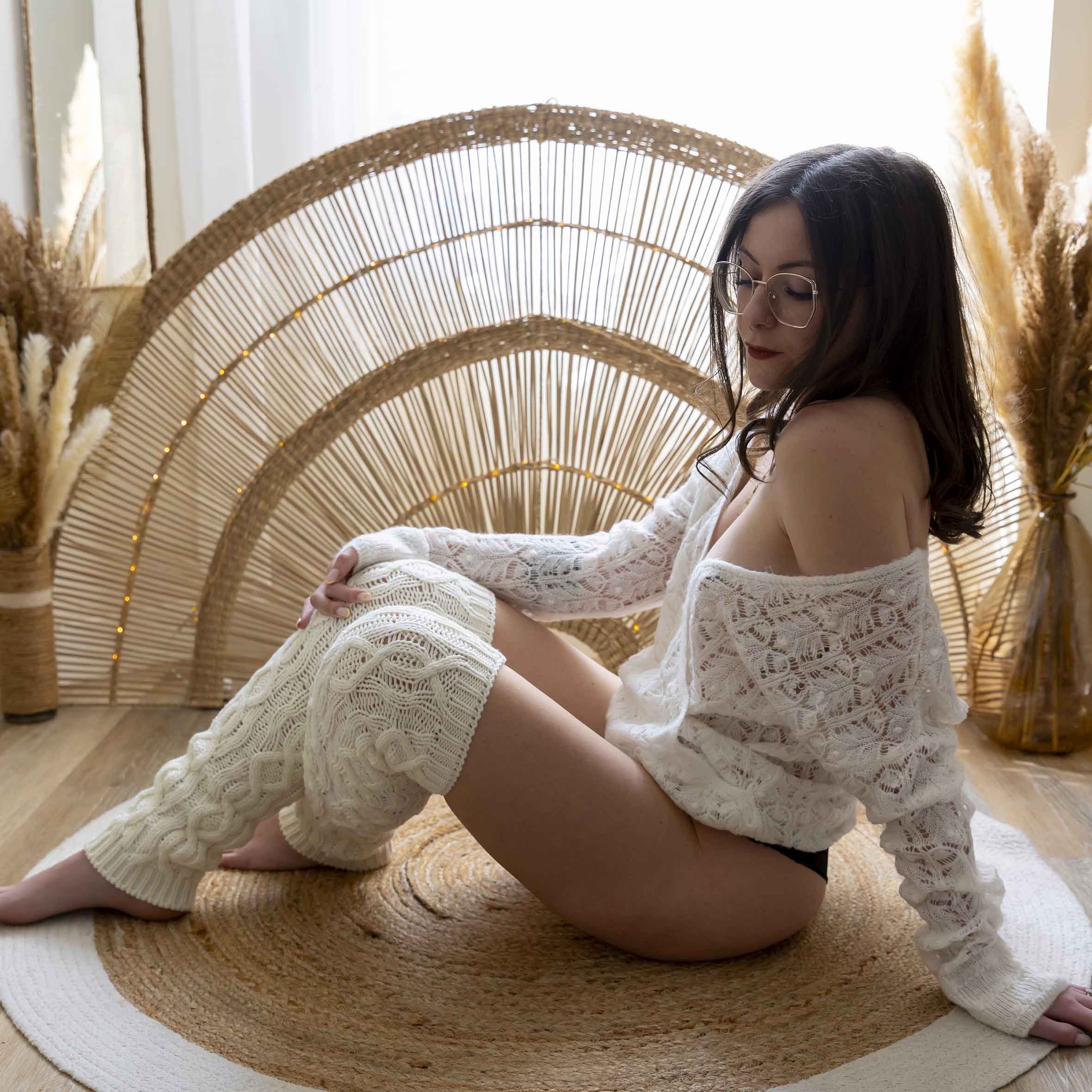 photo boudoir, jeune femme assise dans un décor bohème