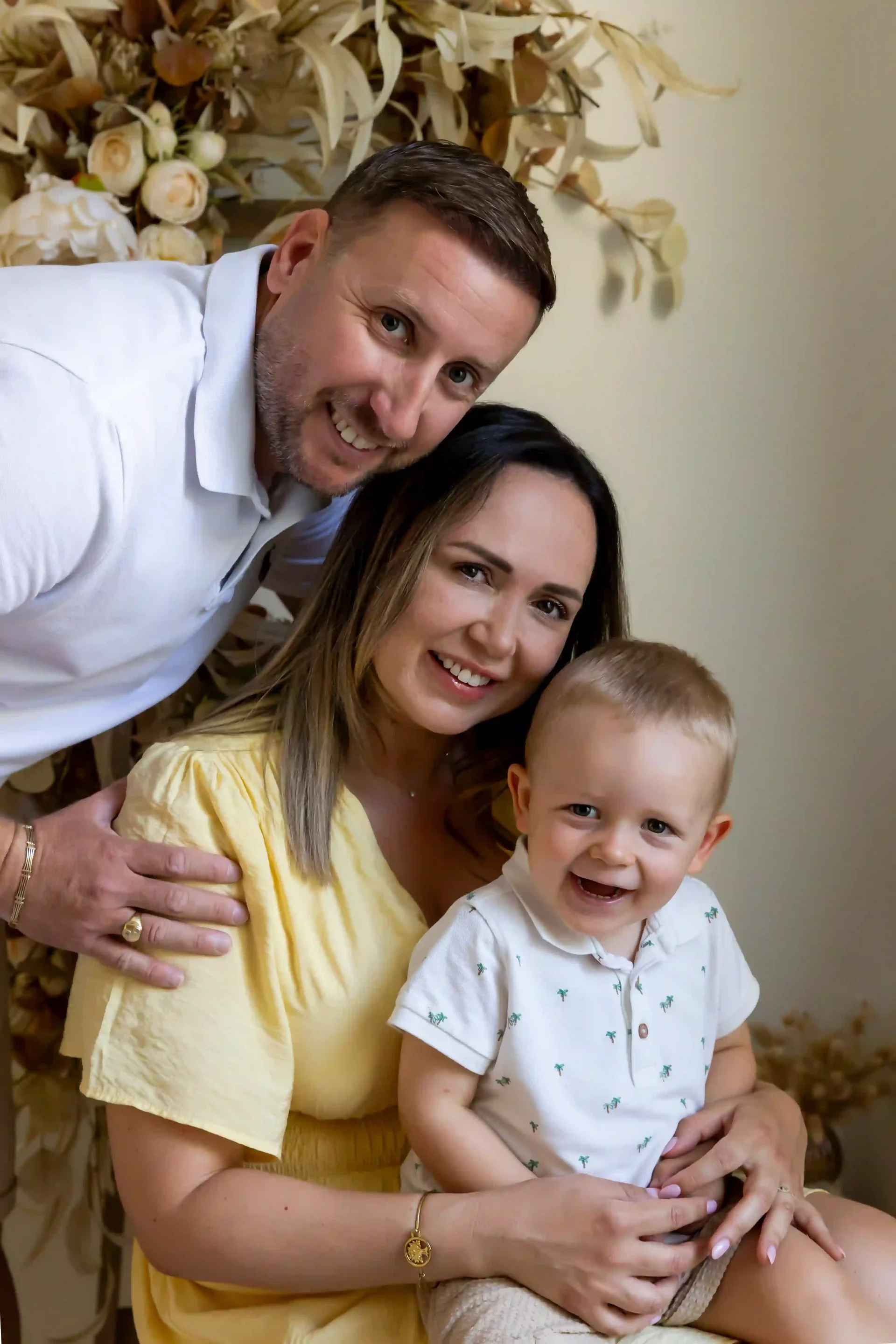 photo de famille, parents et bébé de 2 ans dans un décor bohème