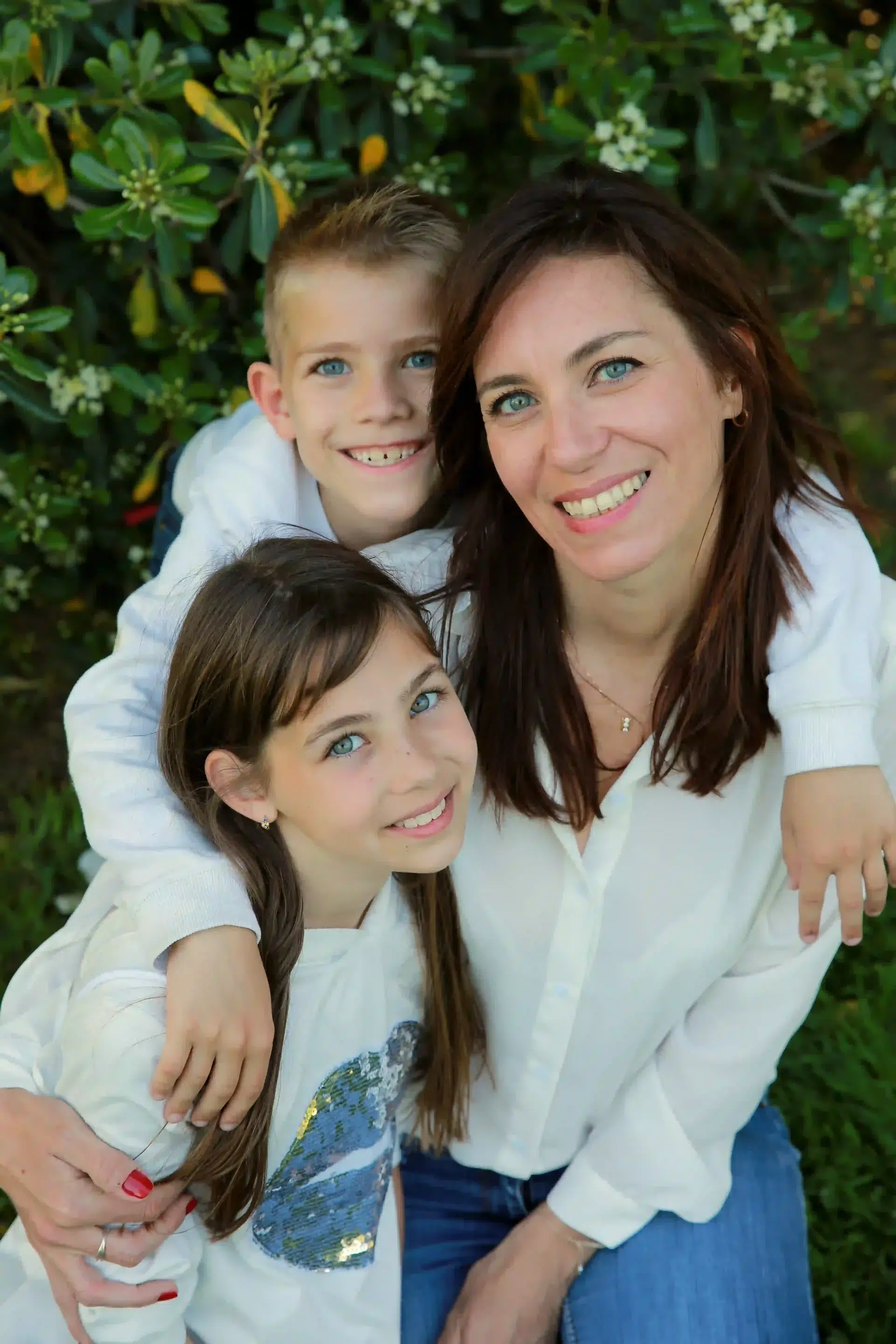 photo de famille, maman et ses deux enfants
