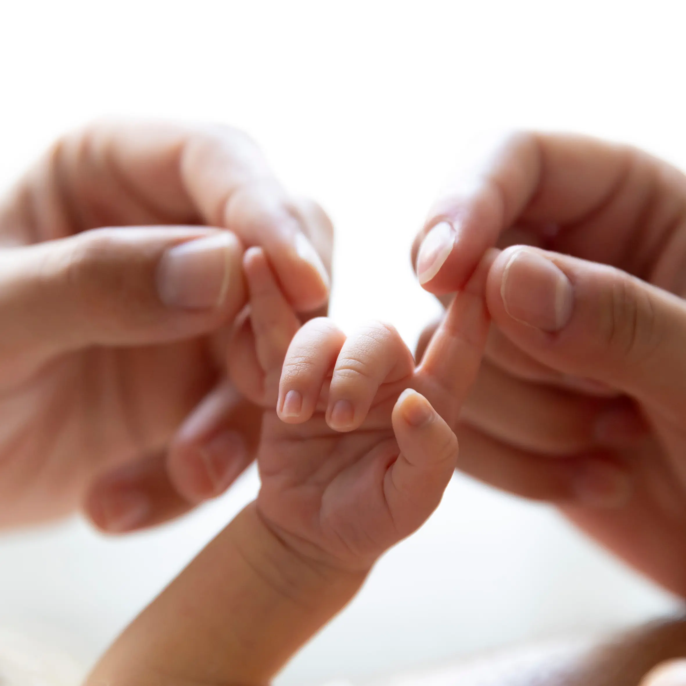 photo de naissance, gros plan sur les mains du bébé