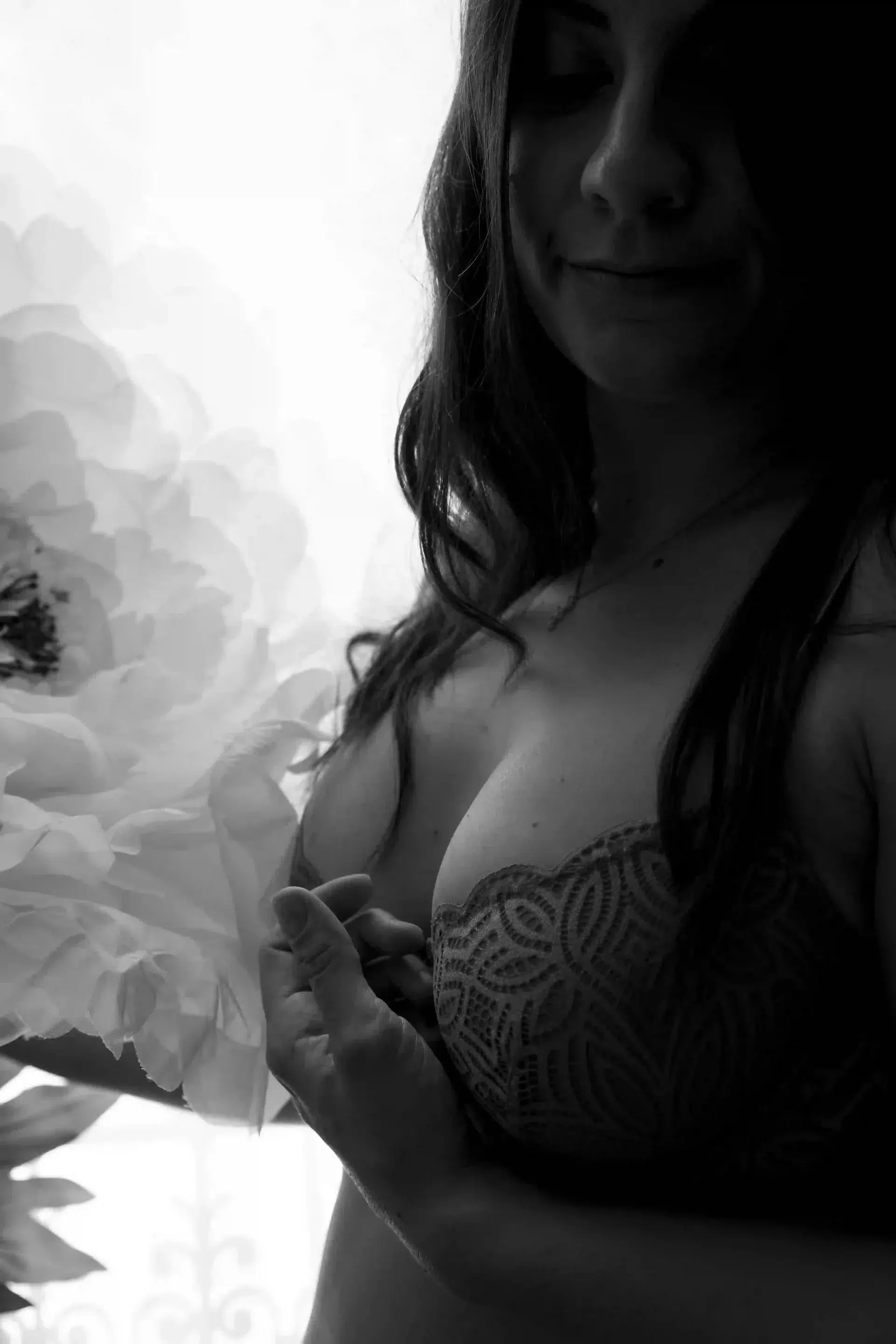 photo boudoir, gros plan sur la poitrine avec une fleur en tissu