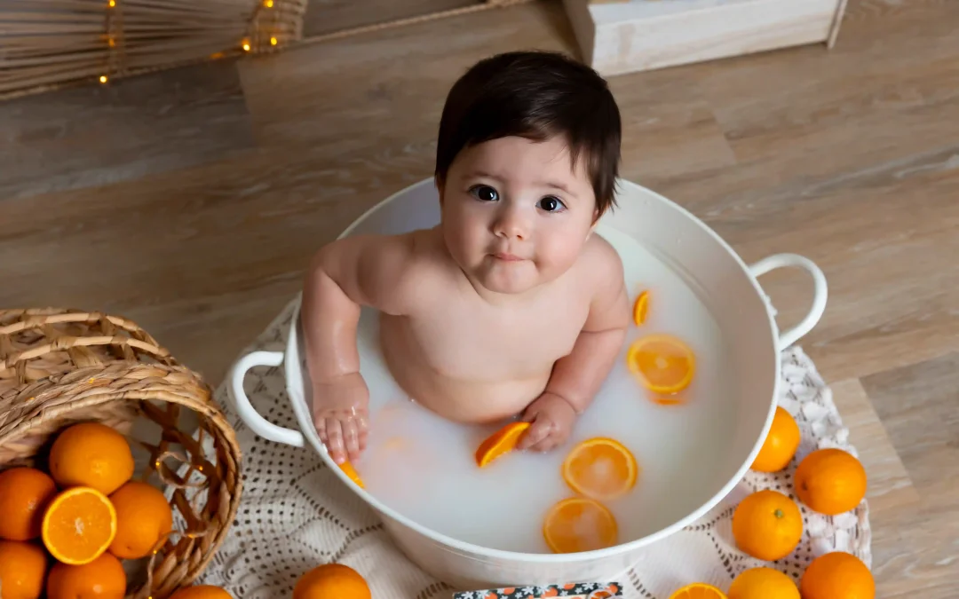 photo de bain de lait, bébé entouré d'oranges