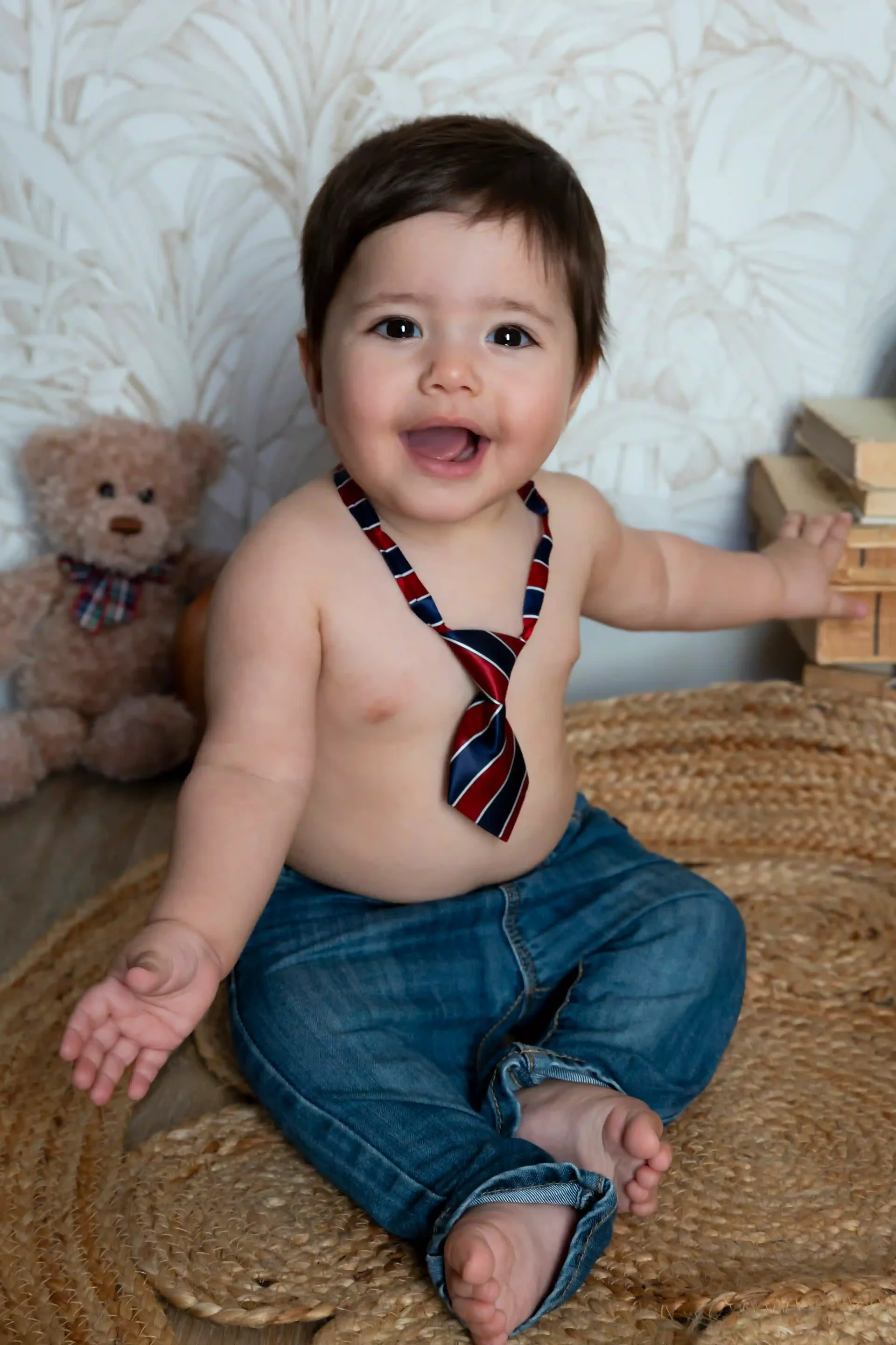 nice-photo-bébé-studio-1 photo de bébé de 9 mois, en jean et cravate