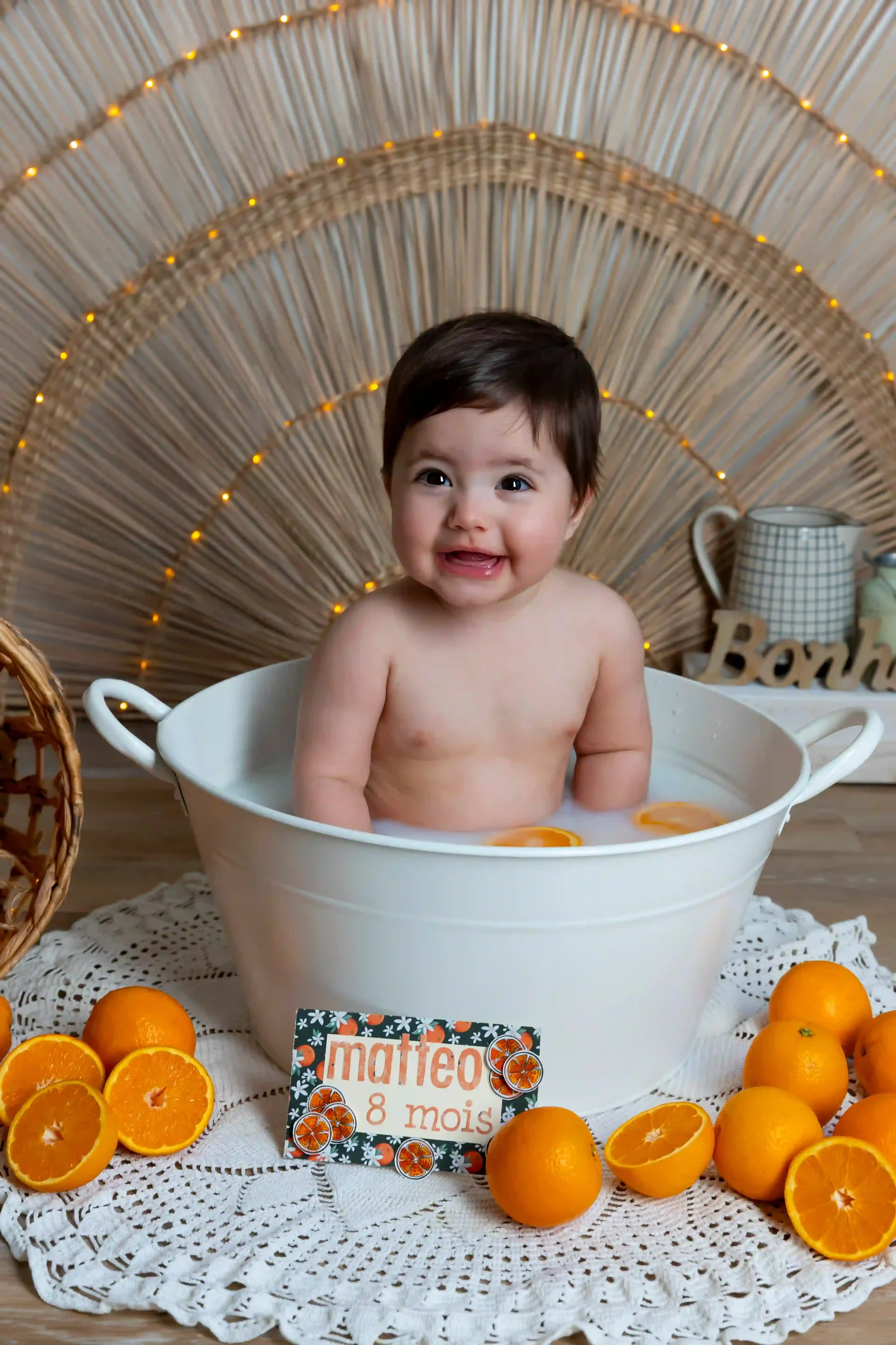 photo bain de lait, bébé entouré d'oranges