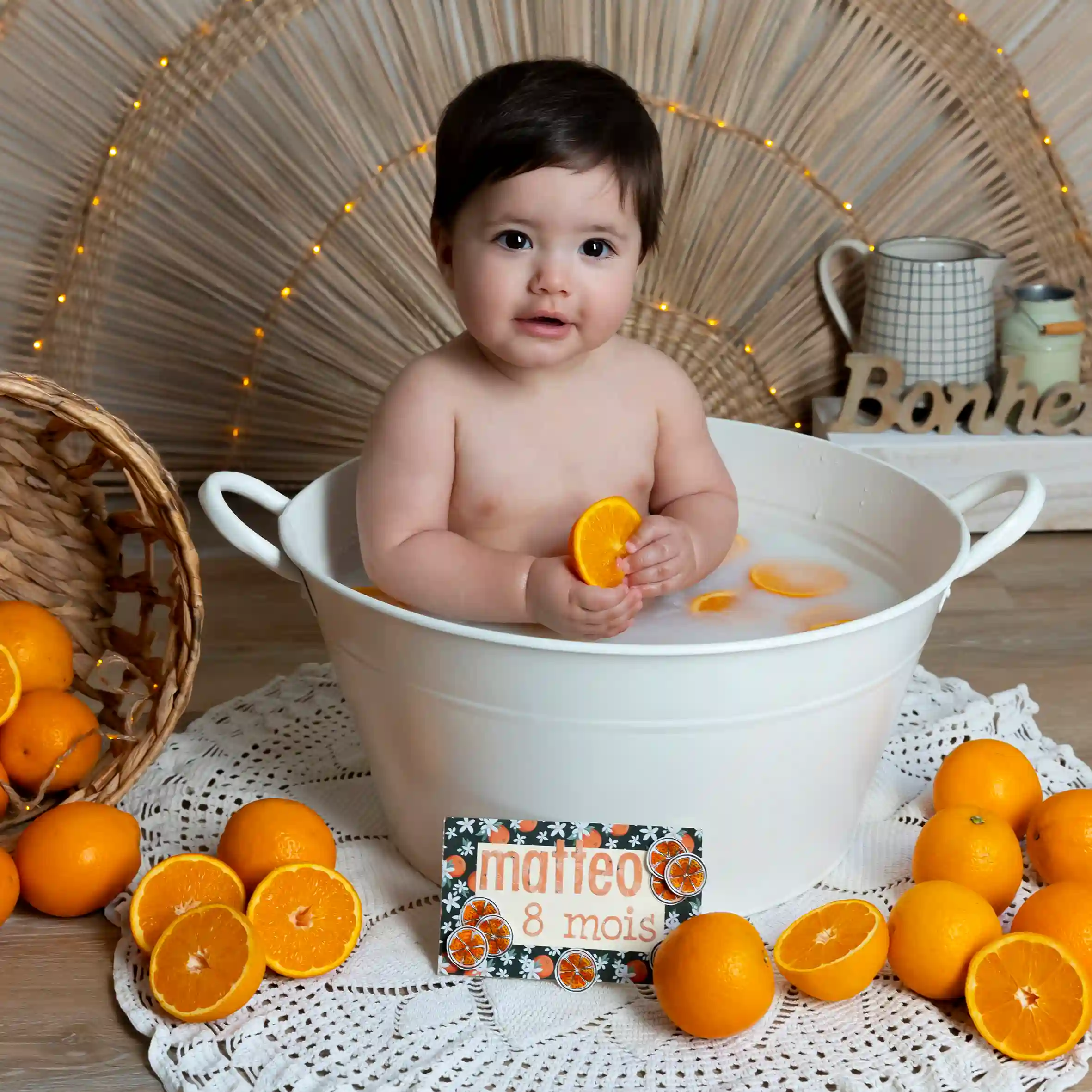photo de bain de lait, petit garçon entouré d'oranges