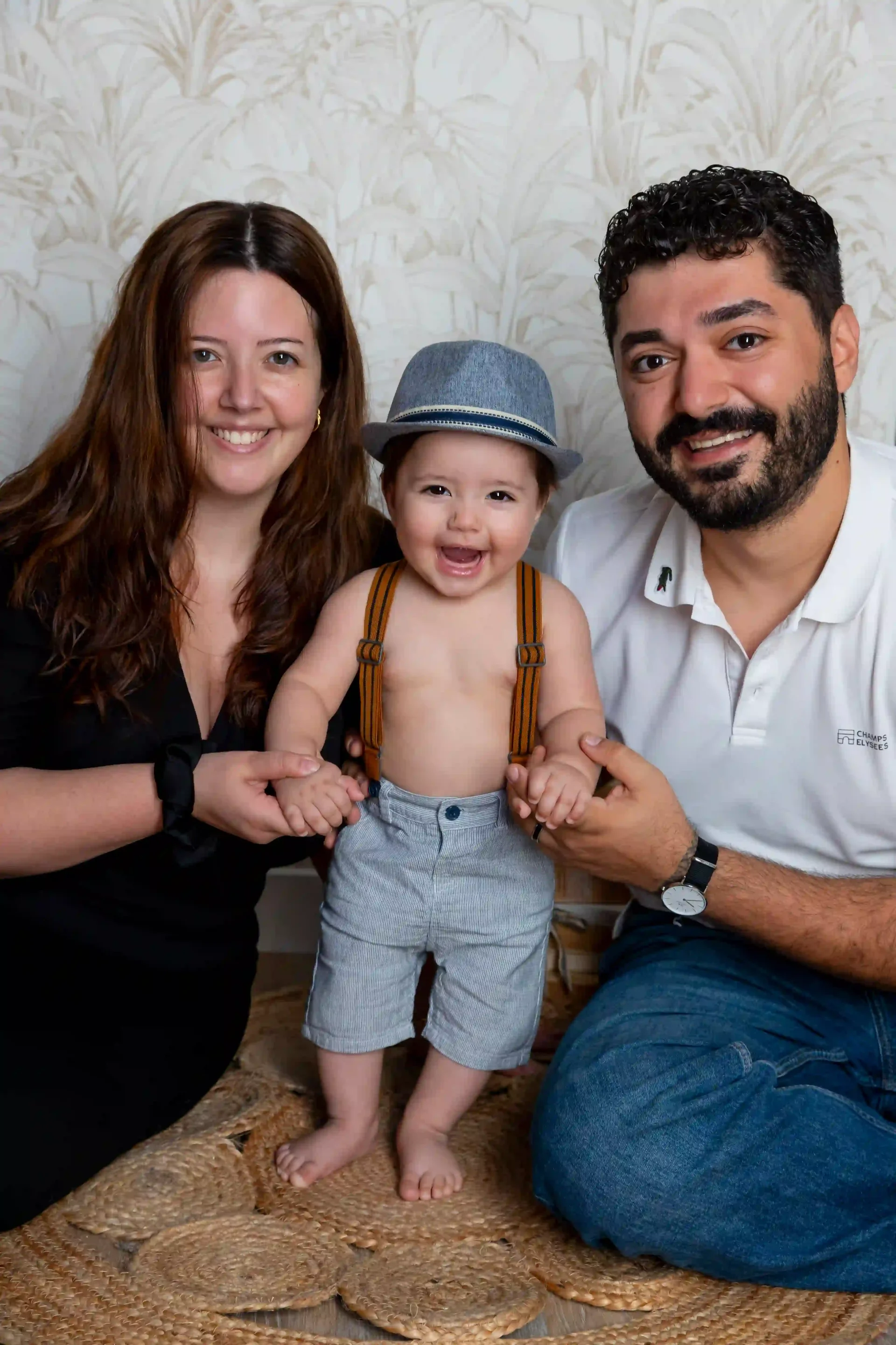 phot de famille; bébé au milieu des parents