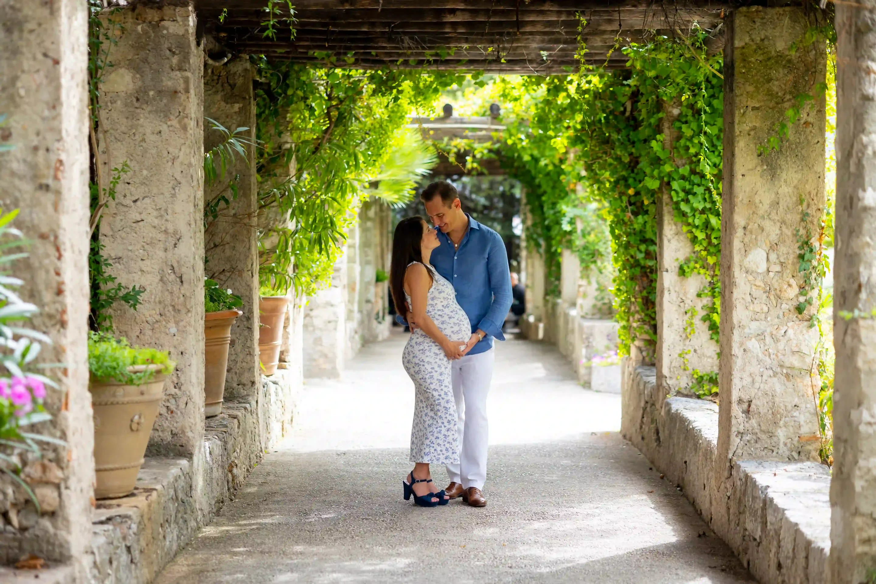 photo de grossesse couple enlacé dans un parc