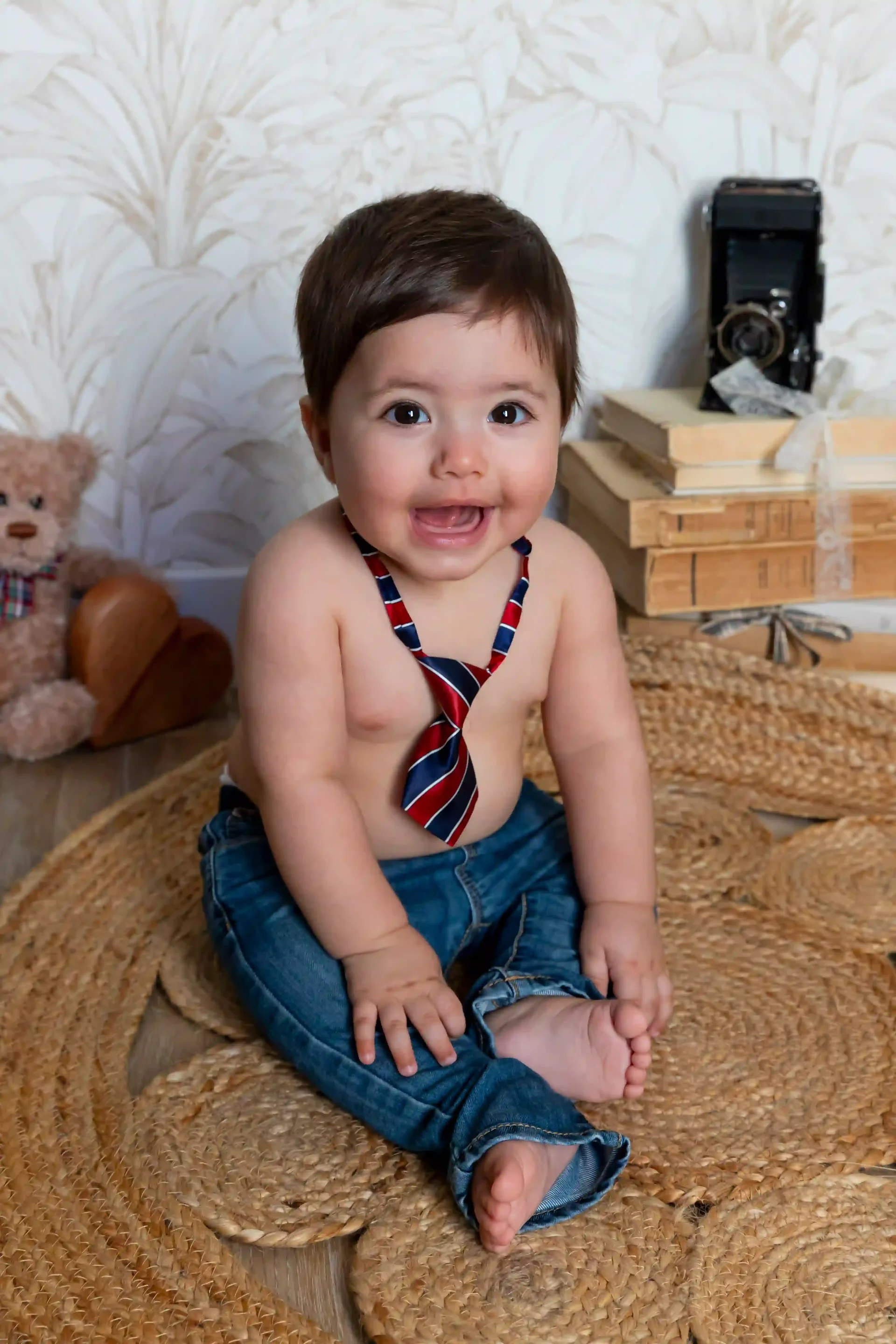 photo de bébé de 8 mois, en jean et cravate