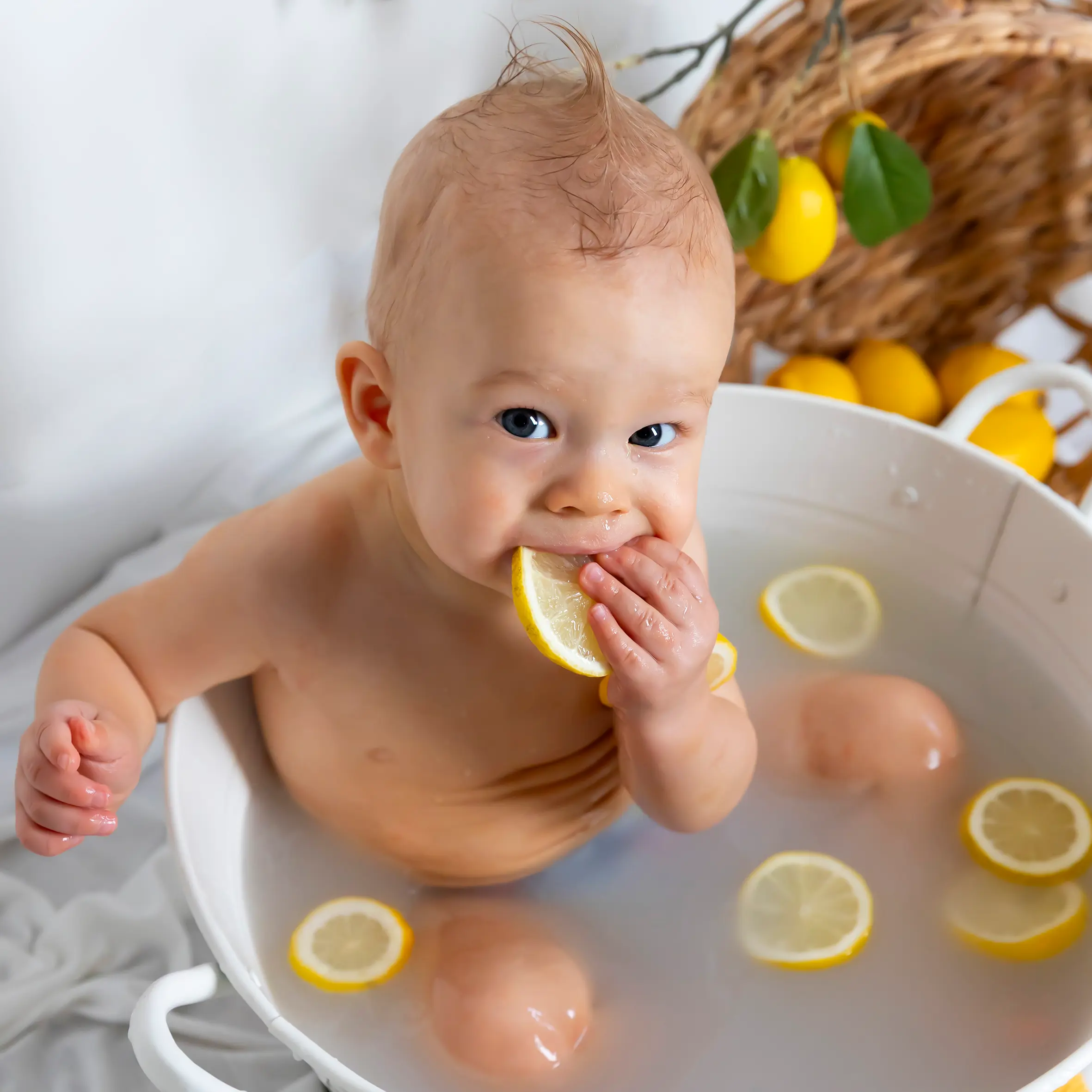 photo bain de lait, bébé mangeant un citron