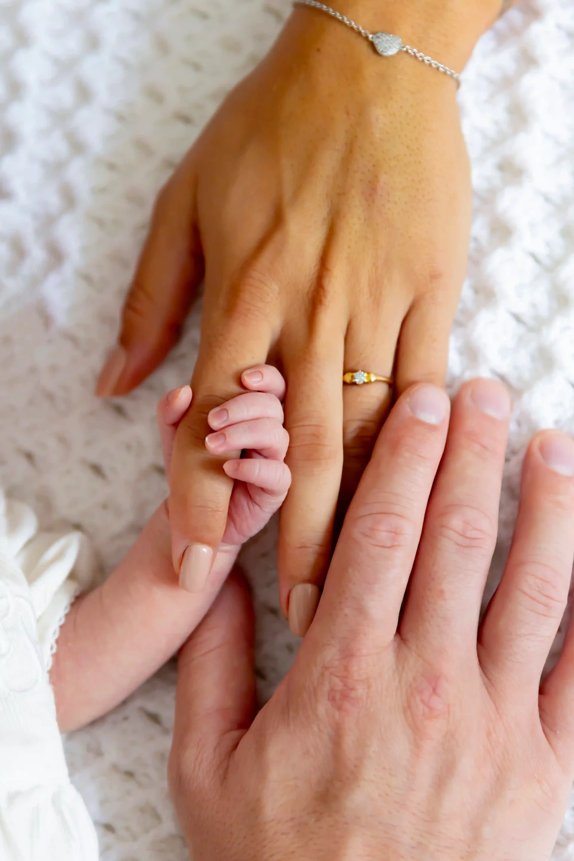 phot-naissance photo de naissance, gros plan sur la main du bébé qui tient la main de ses parents